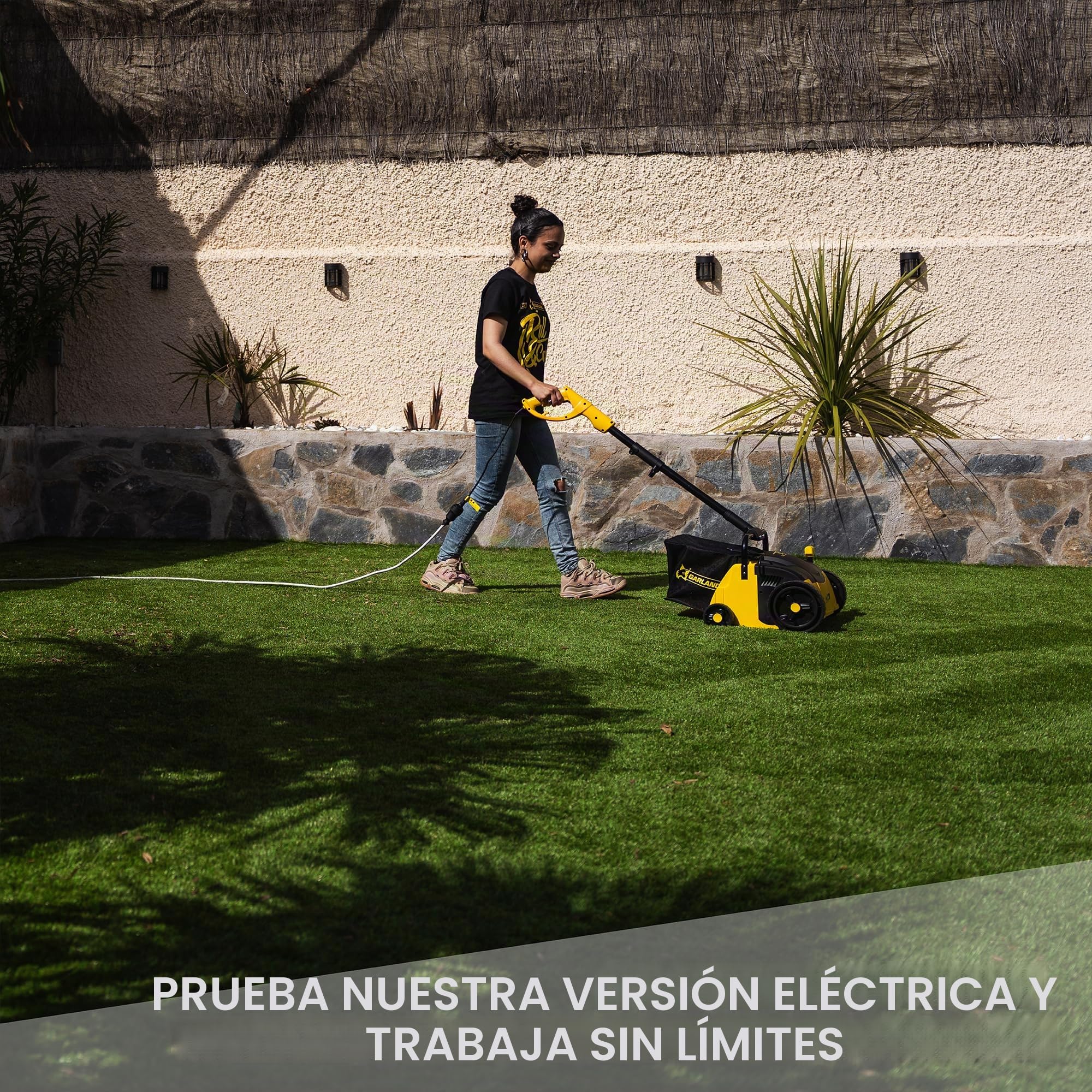 Barredora de césped artificial por Roll & Comb, rastrillo eléctrico con cable para césped artificial, regalo de jardinería genial, colector de hojas de 25 litros, modelo 302e, 8.98kg.