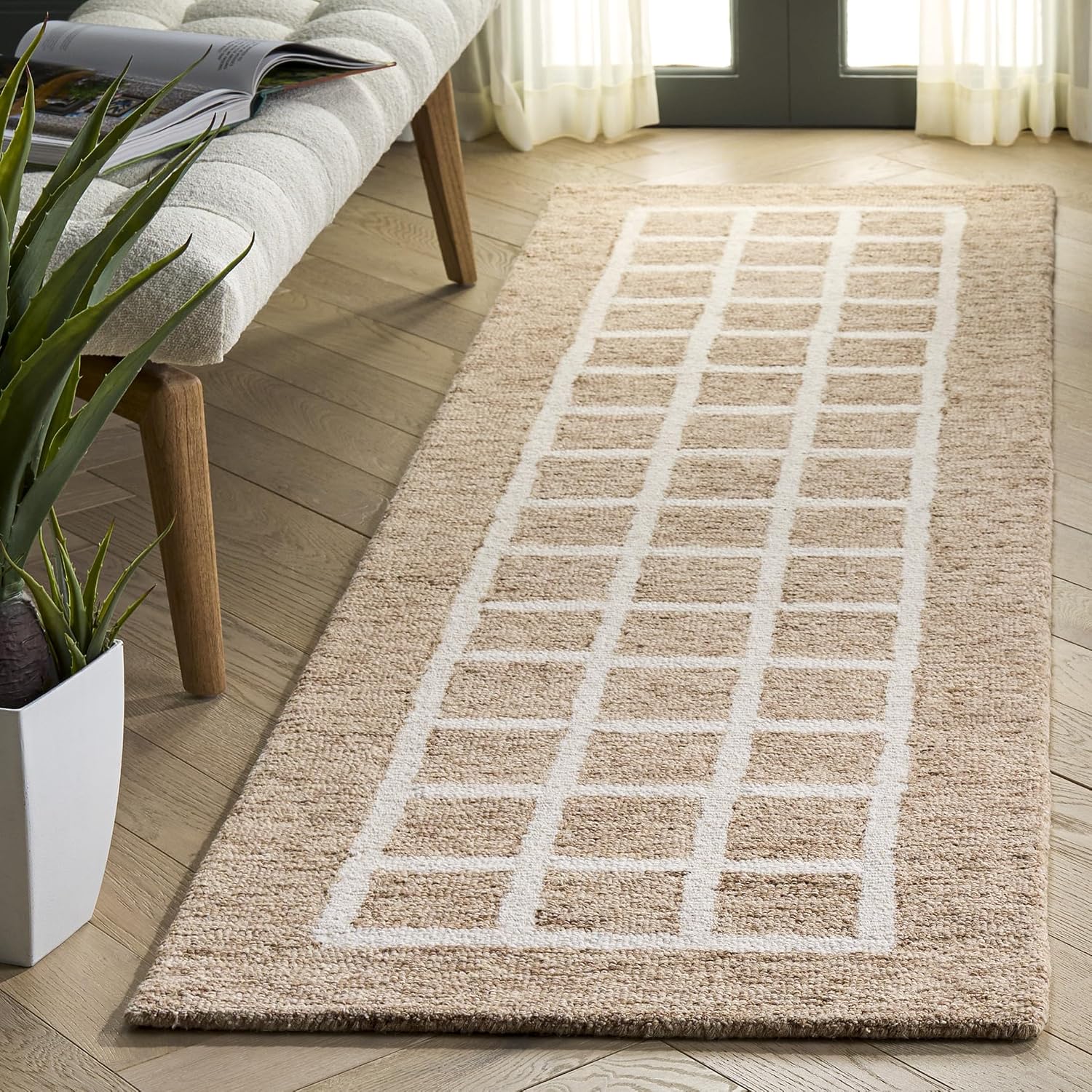 SAFAVIEH Genre Collection Area Rug - 6' Round, Beige & Ivory, Handmade Wool, Ideal for Living Room, Bedroom, Dining Space (GRE452B)