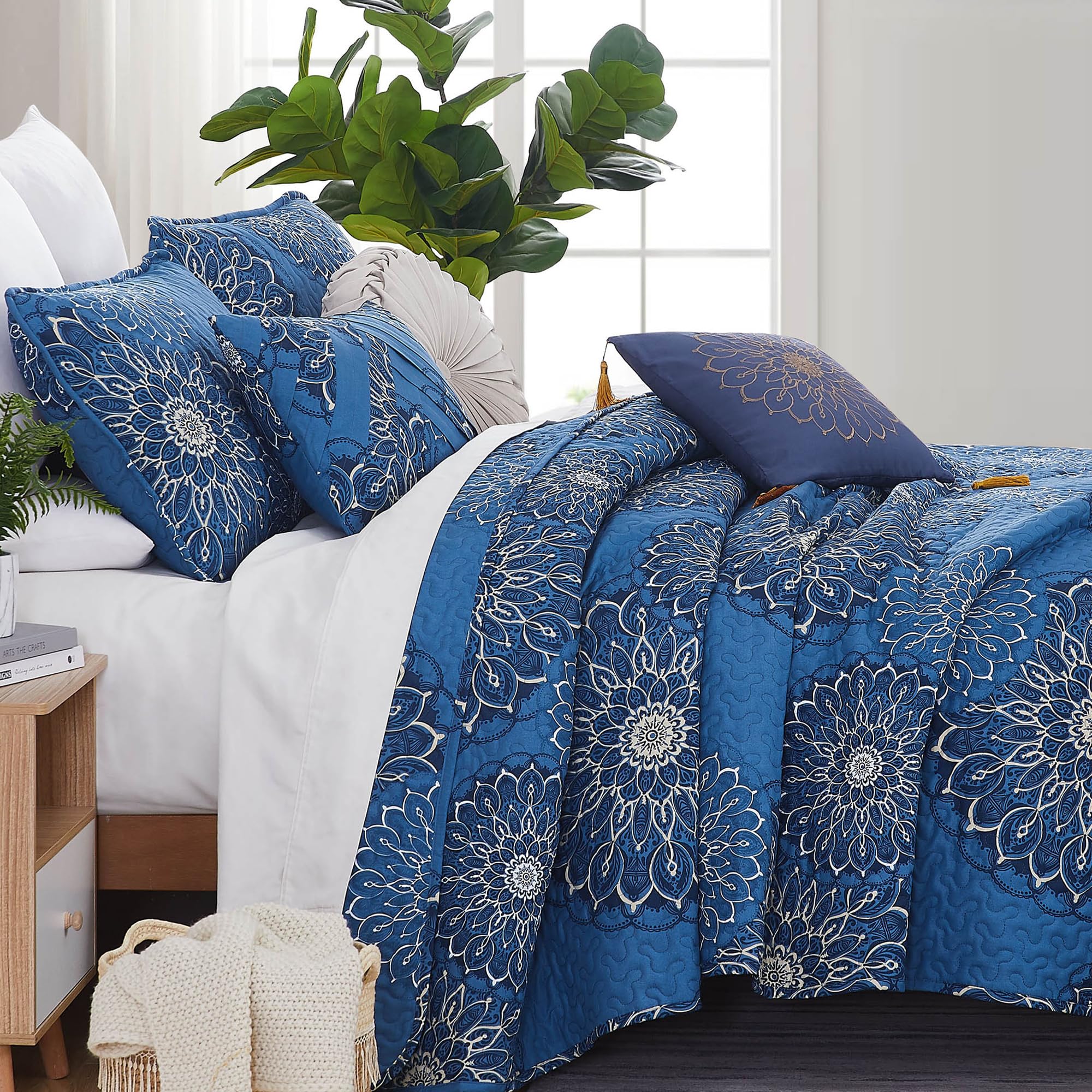 Southshore Fine Living, Inc. Oversized 6-Piece Quilt Queen Bedding Set Lightweight Fabric Soft with one Quilt Bedspread, Two Matching Shams and Three Throw Pillows, Full/Queen, Midnight Floral Blue