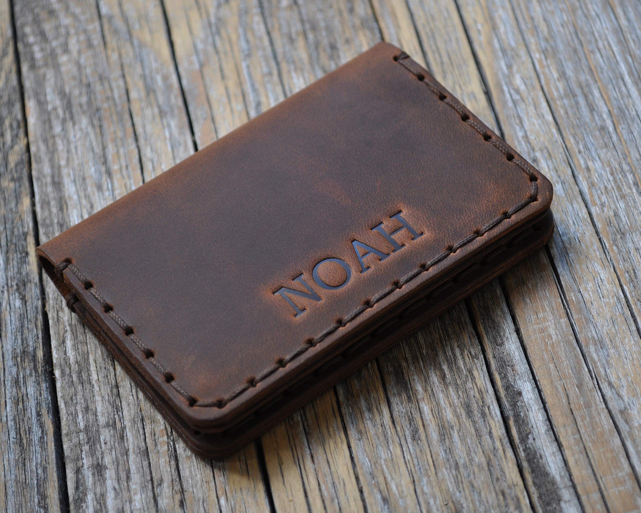 Marrone portafoglio in pelle PERSONALIZZATO. Portacarte di credito, contanti o carta d‘identità. Tasca Unisex in stile rustico. Incidi il tuo nome o iniziali. Custodie per tessere