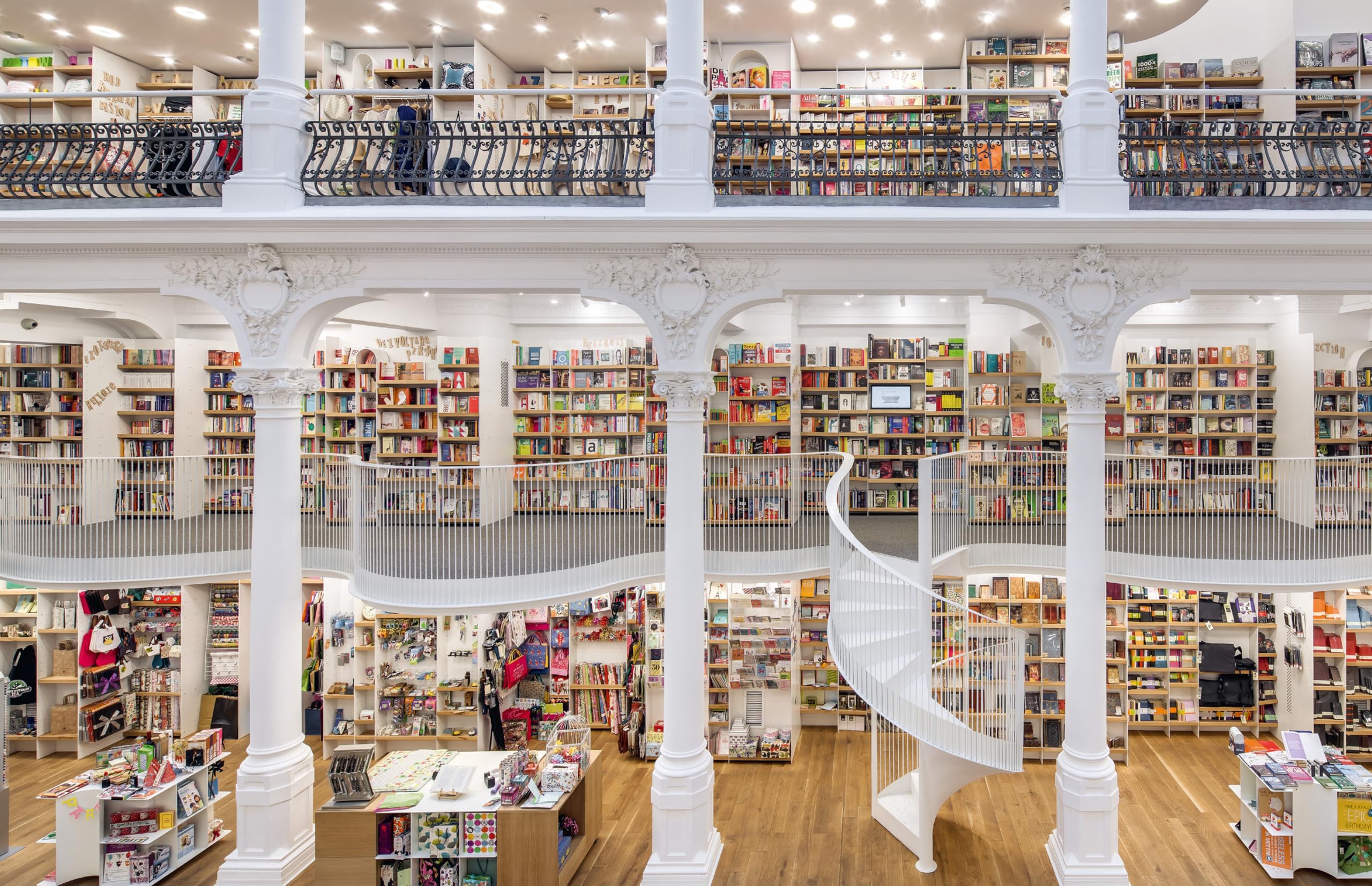 Bookstores of the World: The Ultimate Around-the-world Tour for Bibliophiles and Bookshop Lovers