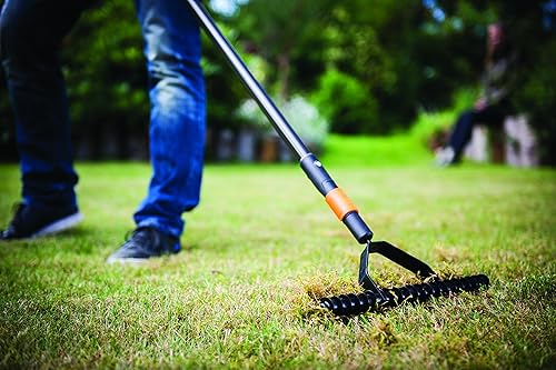 Miniatura 5 de Fiskars QuikFit 1000655 - Rastrillo aireador, cabezal de herramienta, ancho 14.6 in, negronaranja