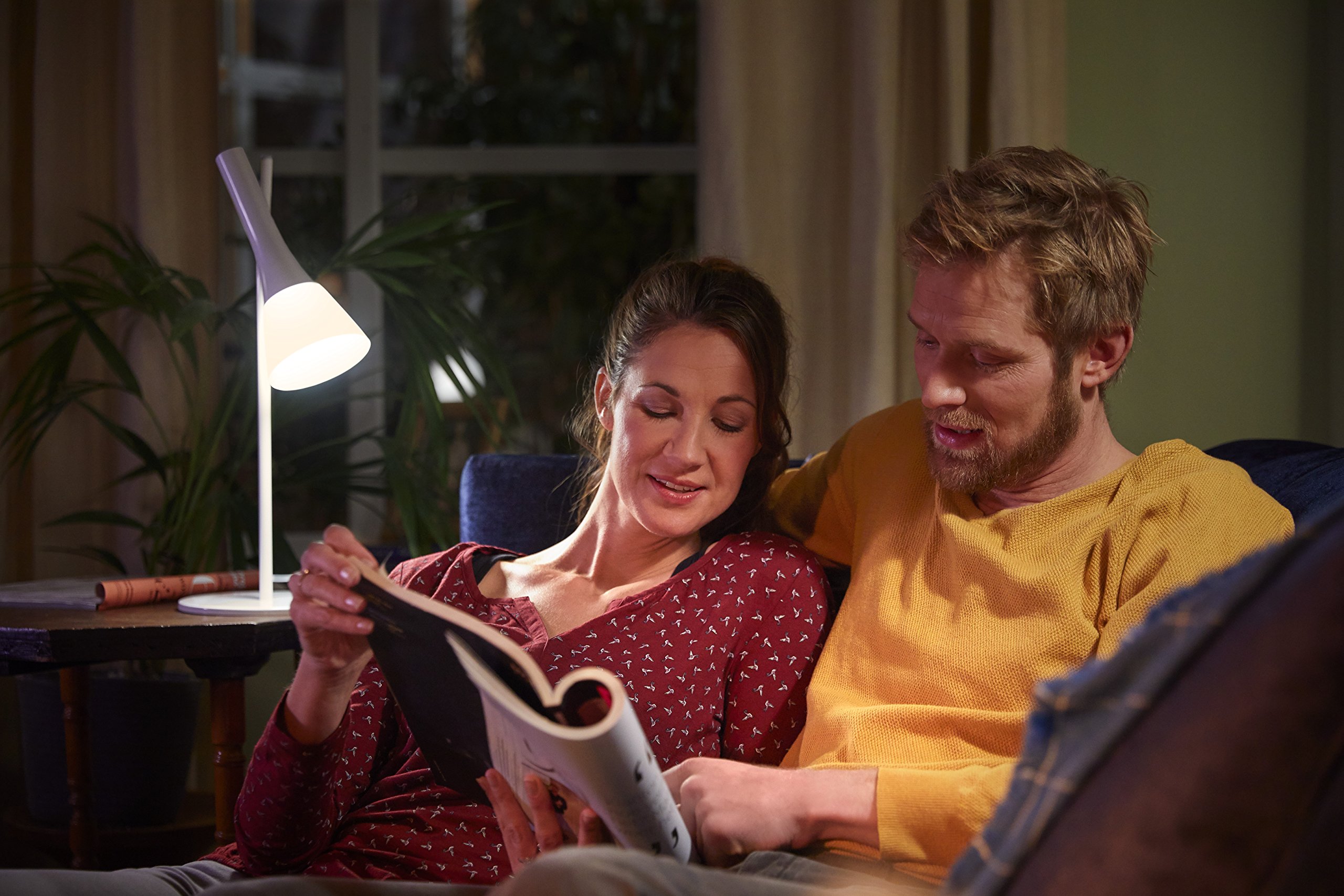 Philips Hue Explore - Lámpara de mesa blanca con mando, luz regulable de blanca cálida a blanca fría, Iluminación inteligente, compatible con Amazon Alexa, Apple HomeKit y Google Assistant
