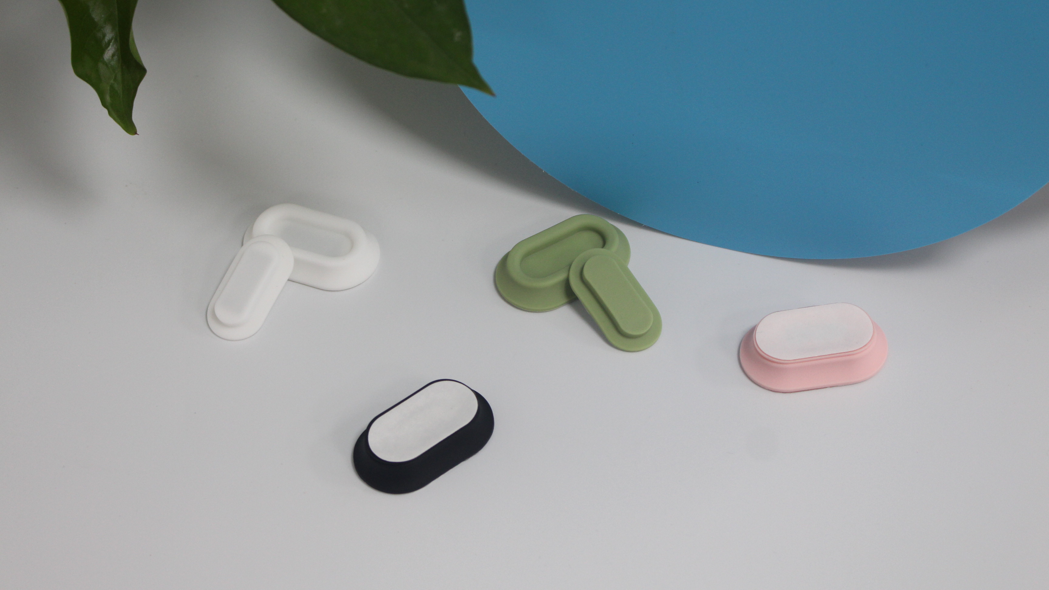Amazon｜XYOFUN 磁気リモコンホルダー 4個入 リモコンスタンド 壁掛け