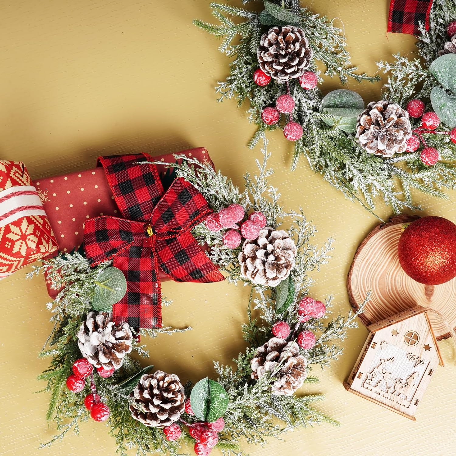 9.5インチのミニクリスマスリース、窓の暖炉の装飾用の小さなキッチンキャビネットリース、赤と黒の格子縞のリボンが付いたレッドベリーガ