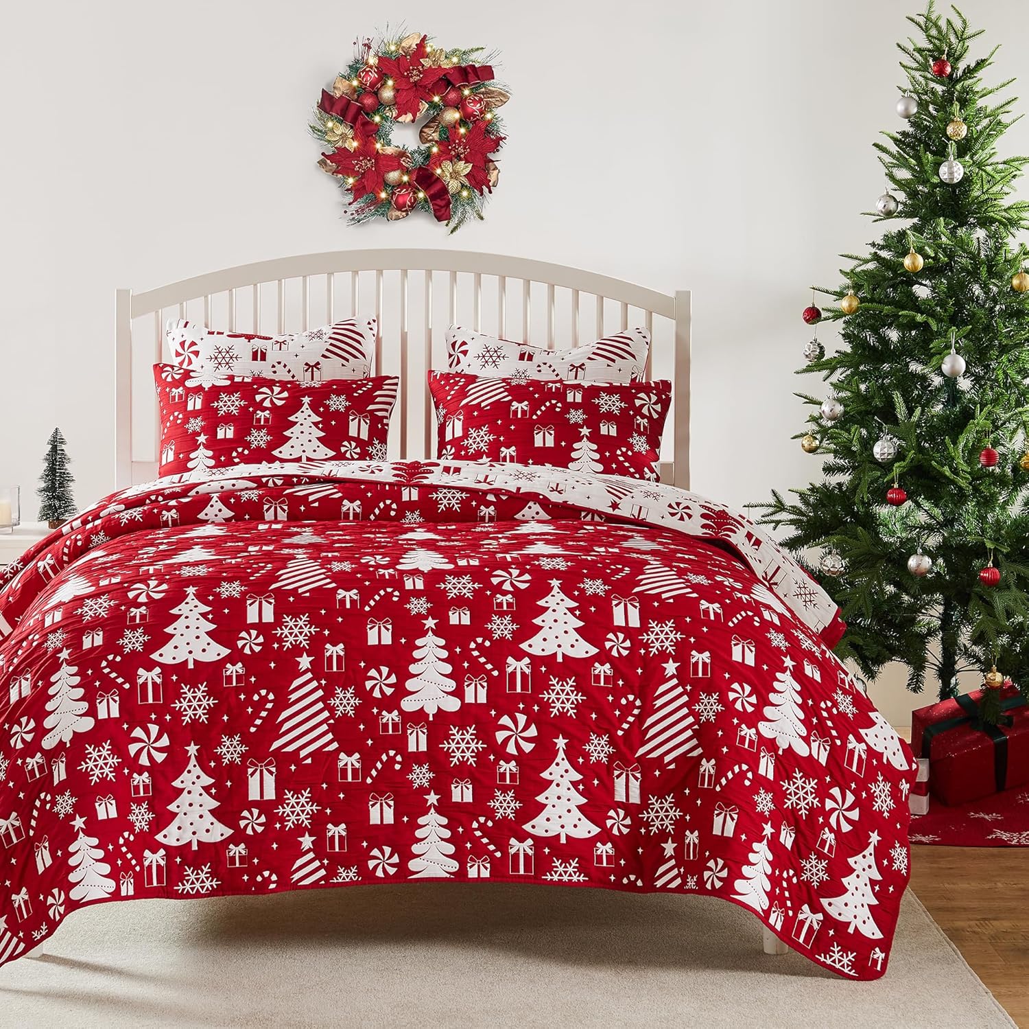 Greenland Home Novelty Holiday Reversible Matelassé Coverlet Set, 2-Piece Twin/XL, Peppermint Party