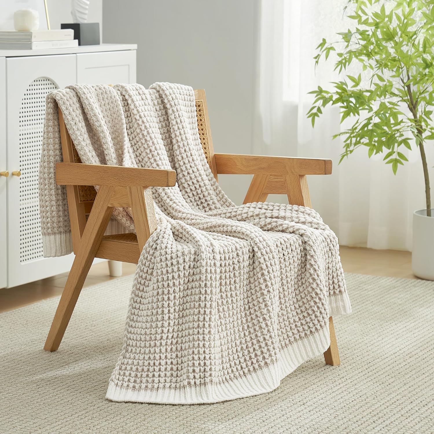 Amélie Home Knit Throw Blanket, Soft Chenille Cozy Breathable Pineapple Chunky Decorative Blanket for Couch, Bed & Sofa, French-Inspired Lightweight Warm Gift for Women, Beige, 50"x60"