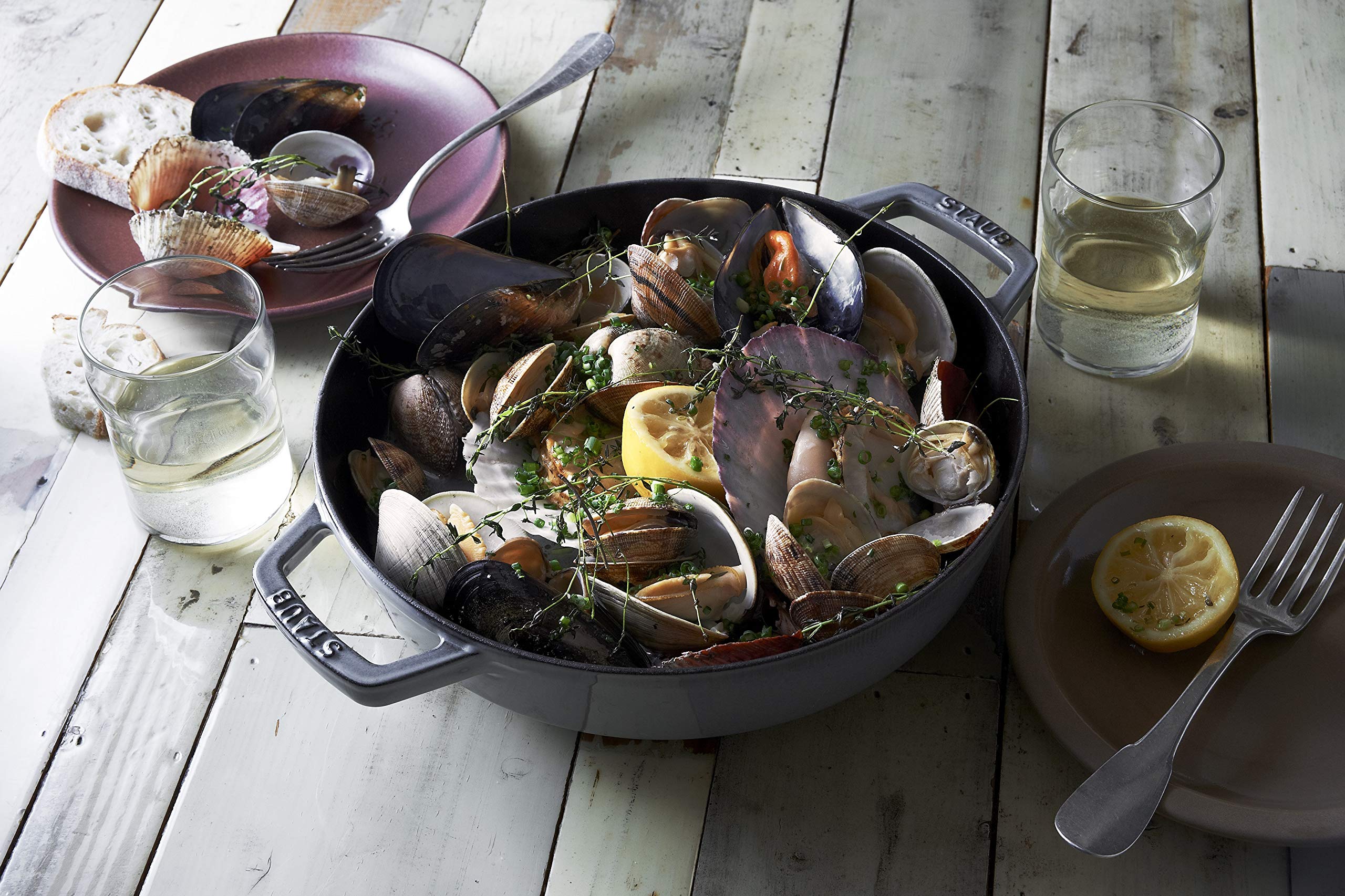 Amazon.co.jp: Staub 鋳鉄製両手ブレイザー/スキレット 蓋とセルフバー