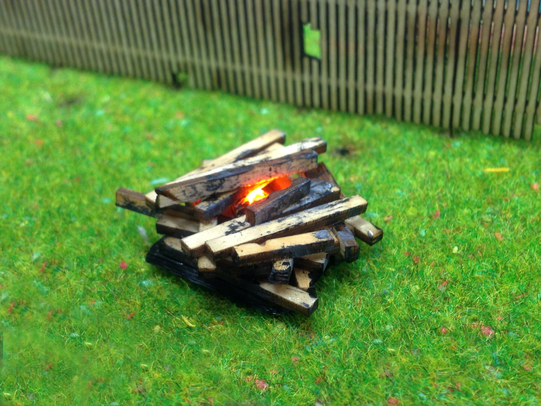 AX021-OO Model Bonfire With Flickering LED Fire Effect โ For OO Gauge / 1:76