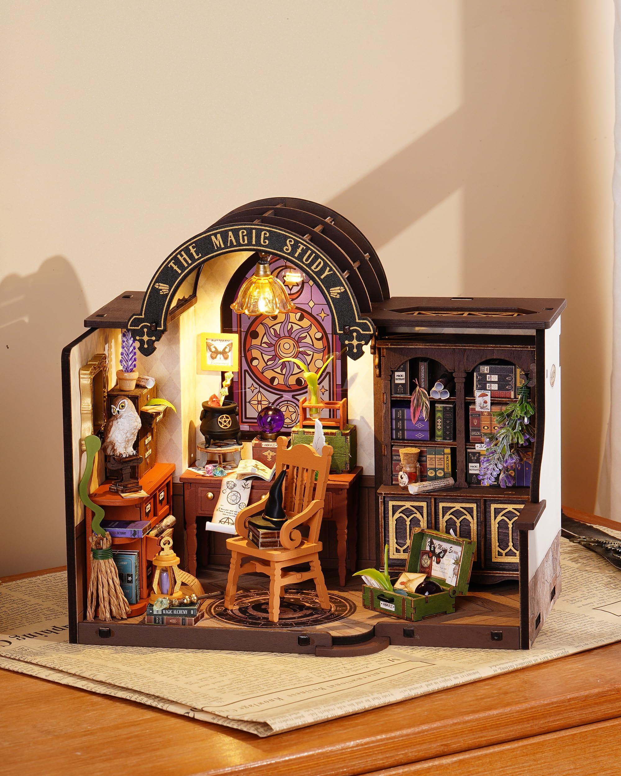 Rolife Kit per casa in miniatura fai da te, mini kit di costruzione della casa Lo studio magico, kit in miniatura per casa delle bambole da scrivania, decorazione per libreria, modello regalo DG166
