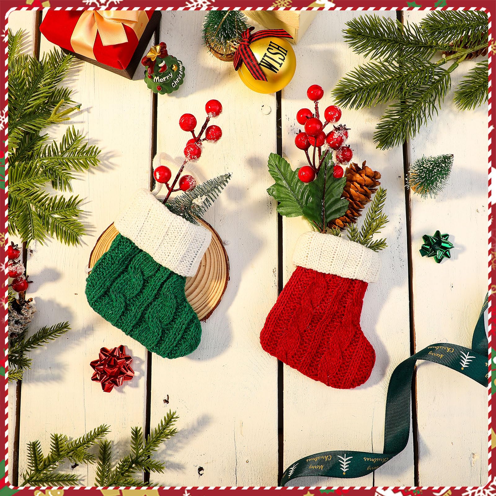 Hiboom Lot de 24 mini chaussettes de Noël tricotées à suspendre pour cheminée, arbre, mur, fenêtre, fête, décoration de vacances, bordeaux et vert, 9 x 7 cm