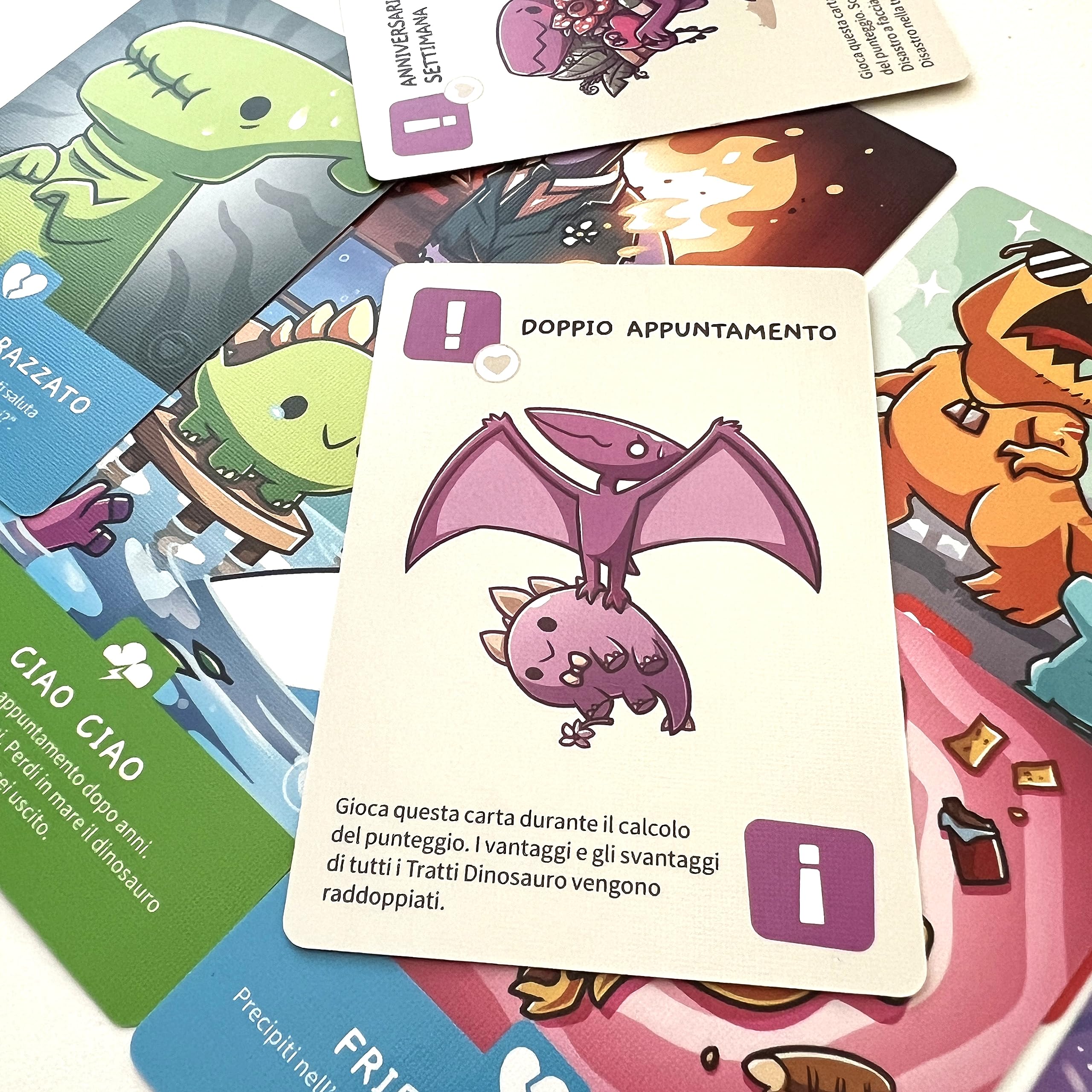 Asmodee - Happy Little Dinosaurs: Appuntamenti Disastrosi - Espansione Gioco Da Tavolo - 2-4 Giocatori - 8+ Anni - Edizione Italiana
