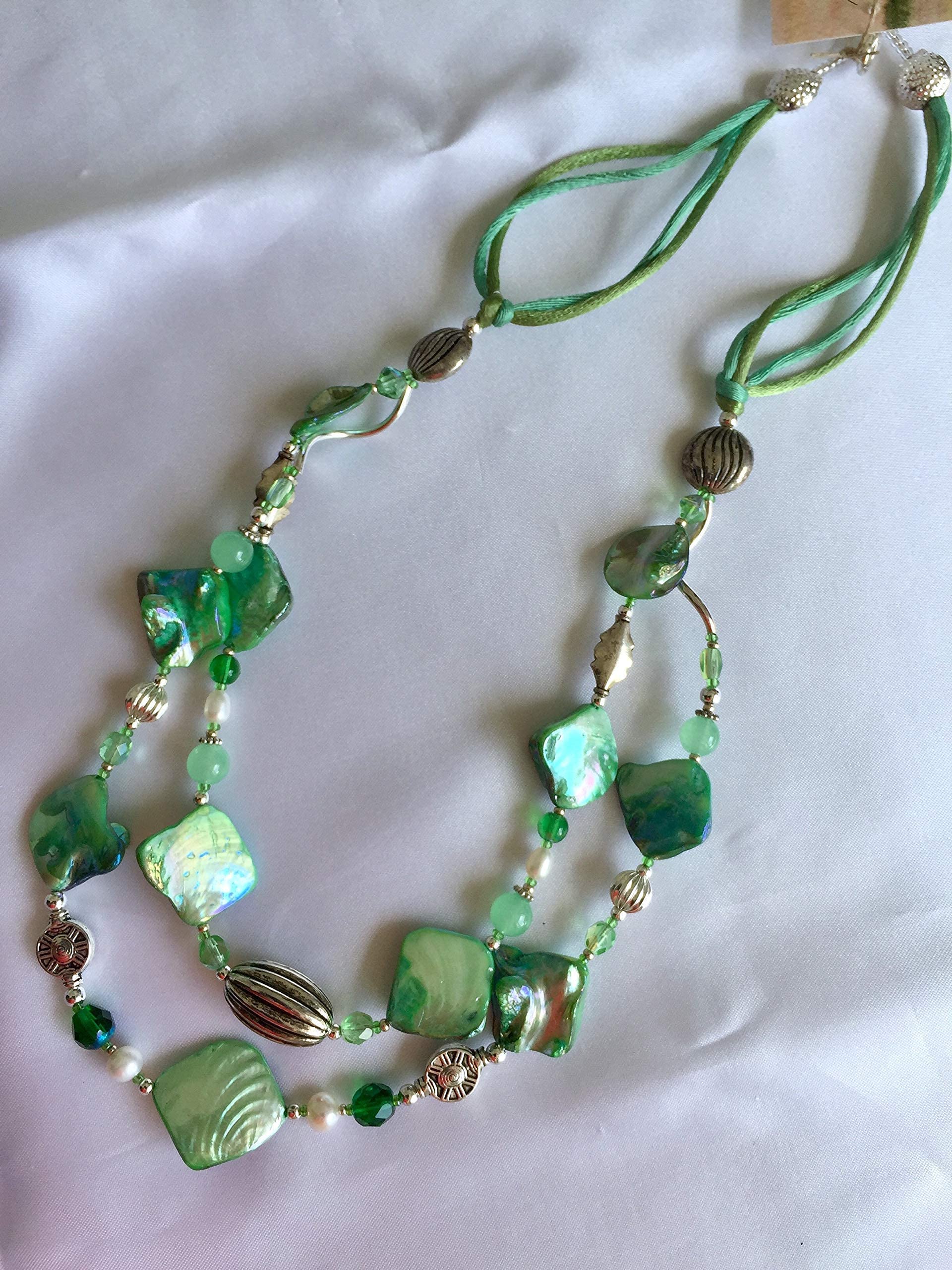 Gioielli d'Artista di Chiara Bo Collana Verde Donna a due fili in madreperla Luminosa Verde