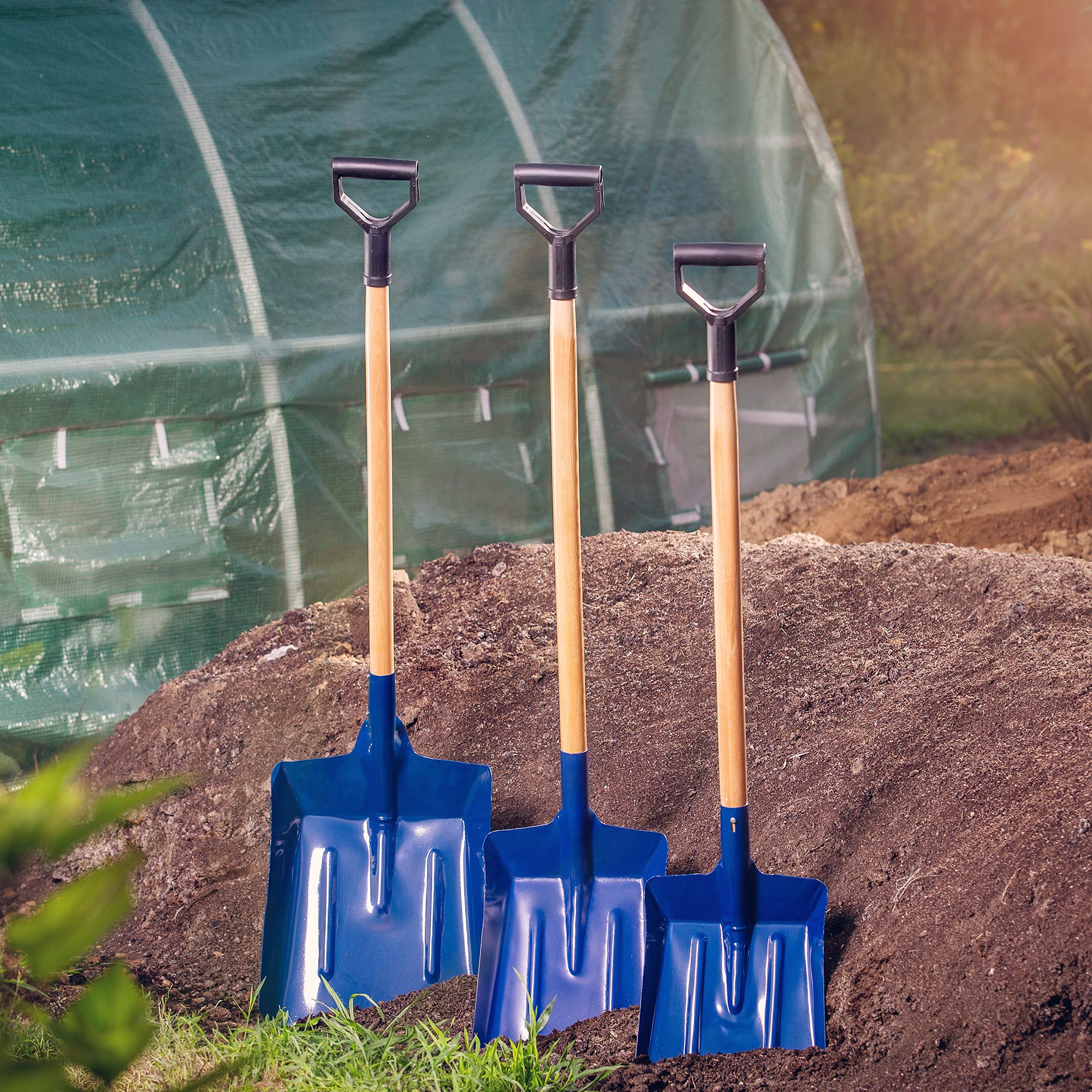 KADAX Kohlenschaufel aus Stahl, Schaufel mit langem Stiel aus Holz, Spaten mit D-Griff für Kieselsteine, Müll, Kohlenlöffel, Kehrschaufel (W: 36 cm, Blau)