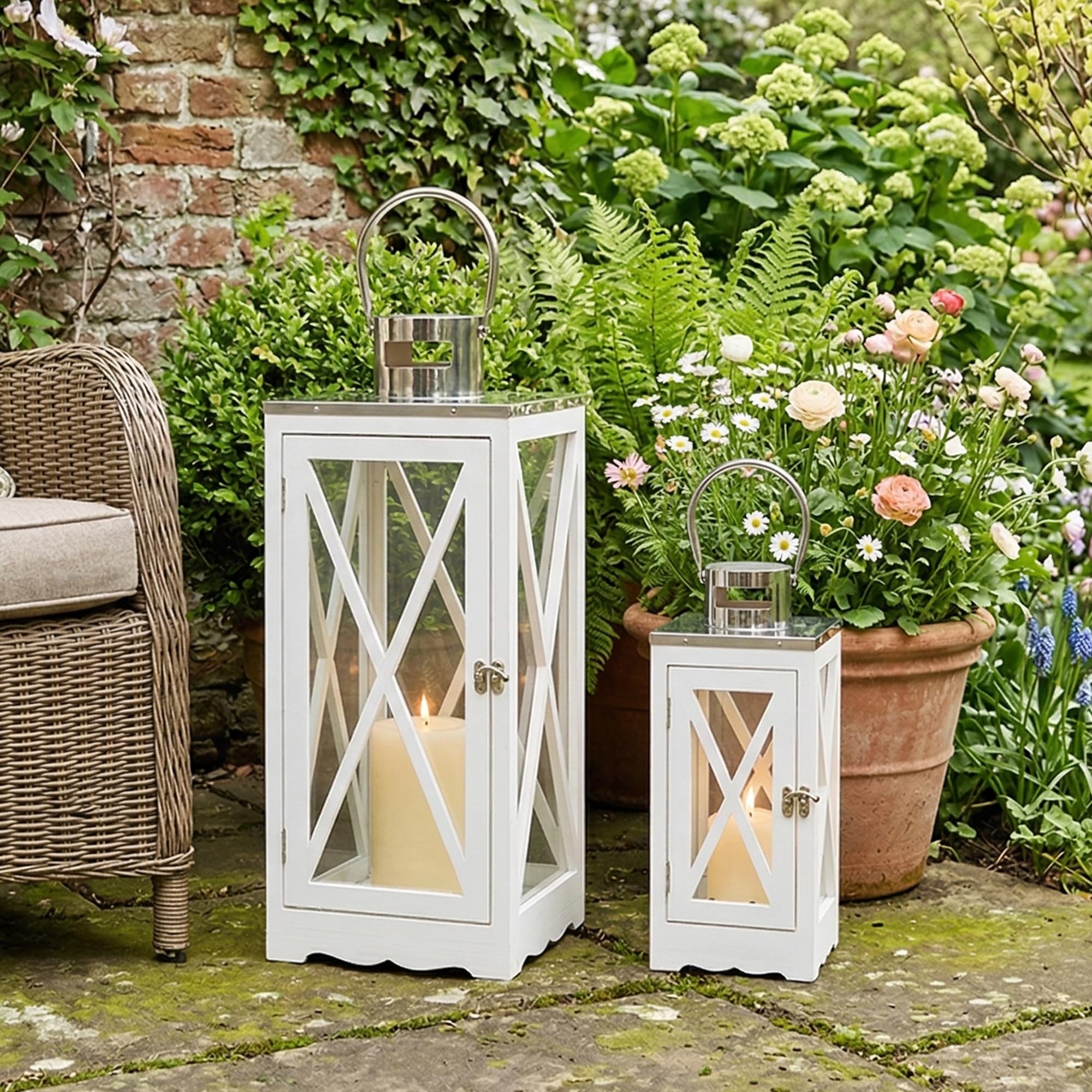 TRIROCKS Set de 2 Faroles de Madera Estilo Campestre 63cm y 46cm Altos, Soportes de Vela Rústicos Colgantes con Vidrio Templado para Patio, Jardín y Bodas (Blanco Rectangular)