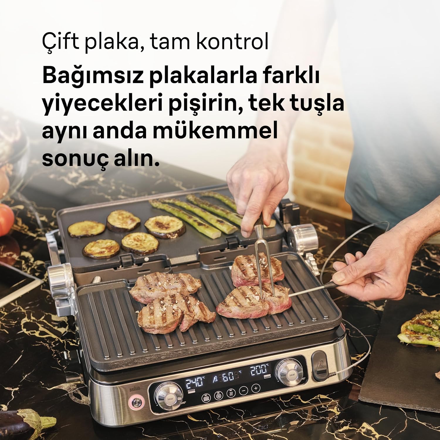 Braun CG9167 Multigrill 9 Pro searing steaks with integrated thermoprobe, showing crispy exterior and juicy interior.