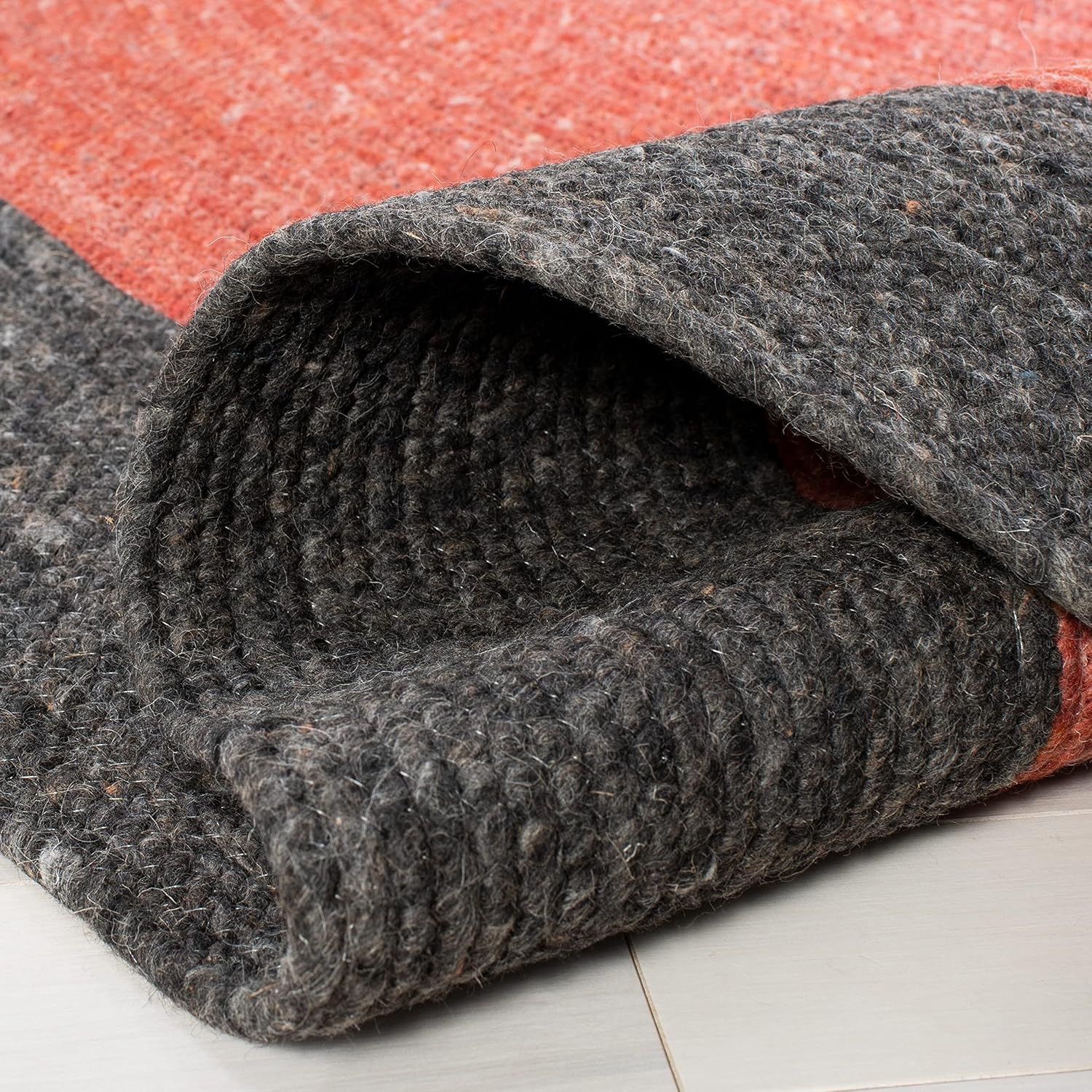 SAFAVIEH Braided Collection Area Rug - 5' Round, Red & Black, Handmade Country Cottage Reversible Wool, Ideal for High Traffic Areas in Living Room, Bedroom (BRD902Q)