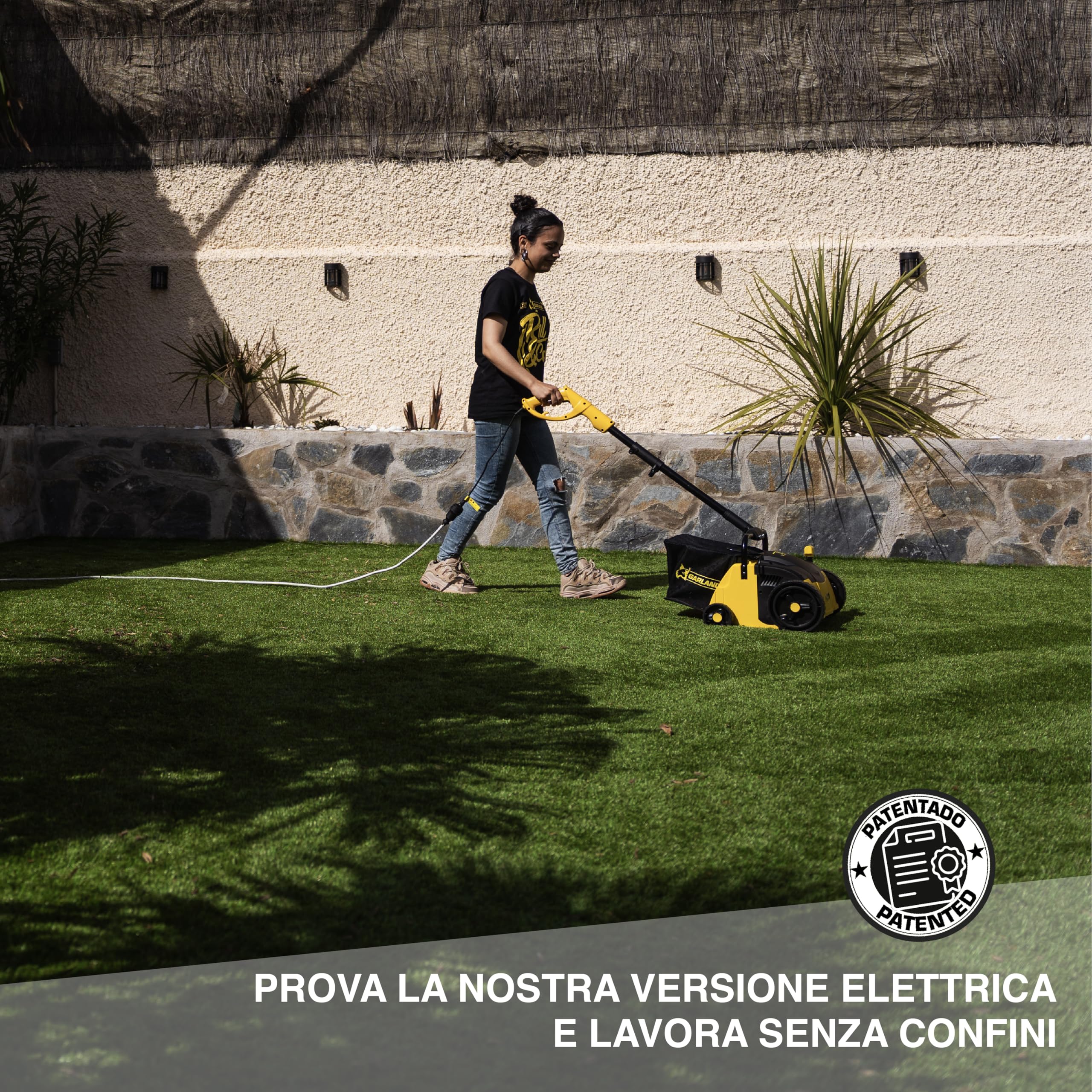Garland - Spazzatrice per Erba Artificiale Roll&Comb 302E-V19 | 1.400 Watt di Potenza | Elettrica a Spina | 32 cm di Larghezza di Lavoro | Manubrio a Braccio Oscillante | Sacco di Raccolta da 25L