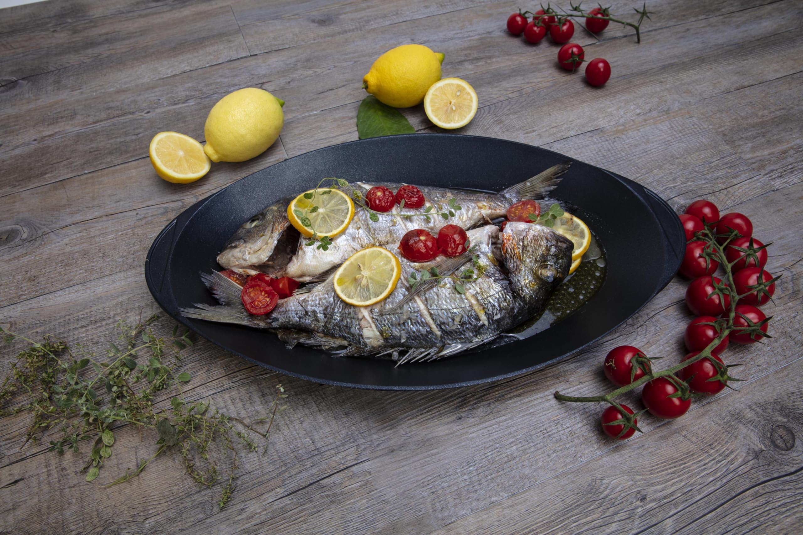 RISOLI' | EXPLORA, Pesciera Ovale Antiaderente 46x26,5 cm, Fondo Salva Aroma, Casseruola per Barbecue, Gas o Forno, in Alluminio Fuso Riciclato, Made in Italy