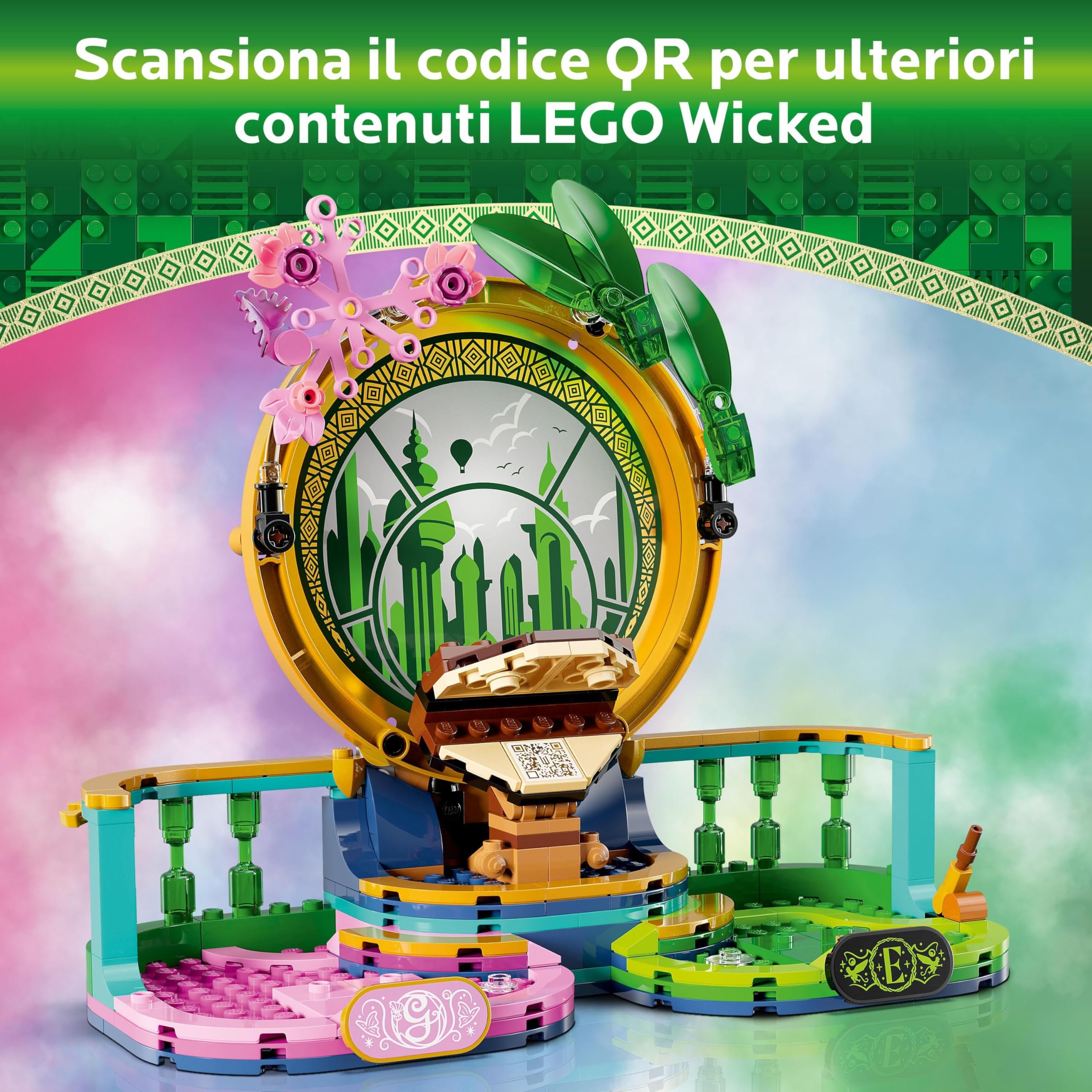 LEGO Wicked Personaggi di Elphaba e Glinda - Giocattolo da Esposizione con Accessori Inclusi Scopa, Corona e Borsetta oltre a Scena con Finestra - Regalo per Bambine da 10 Anni Fan del Film - 75682