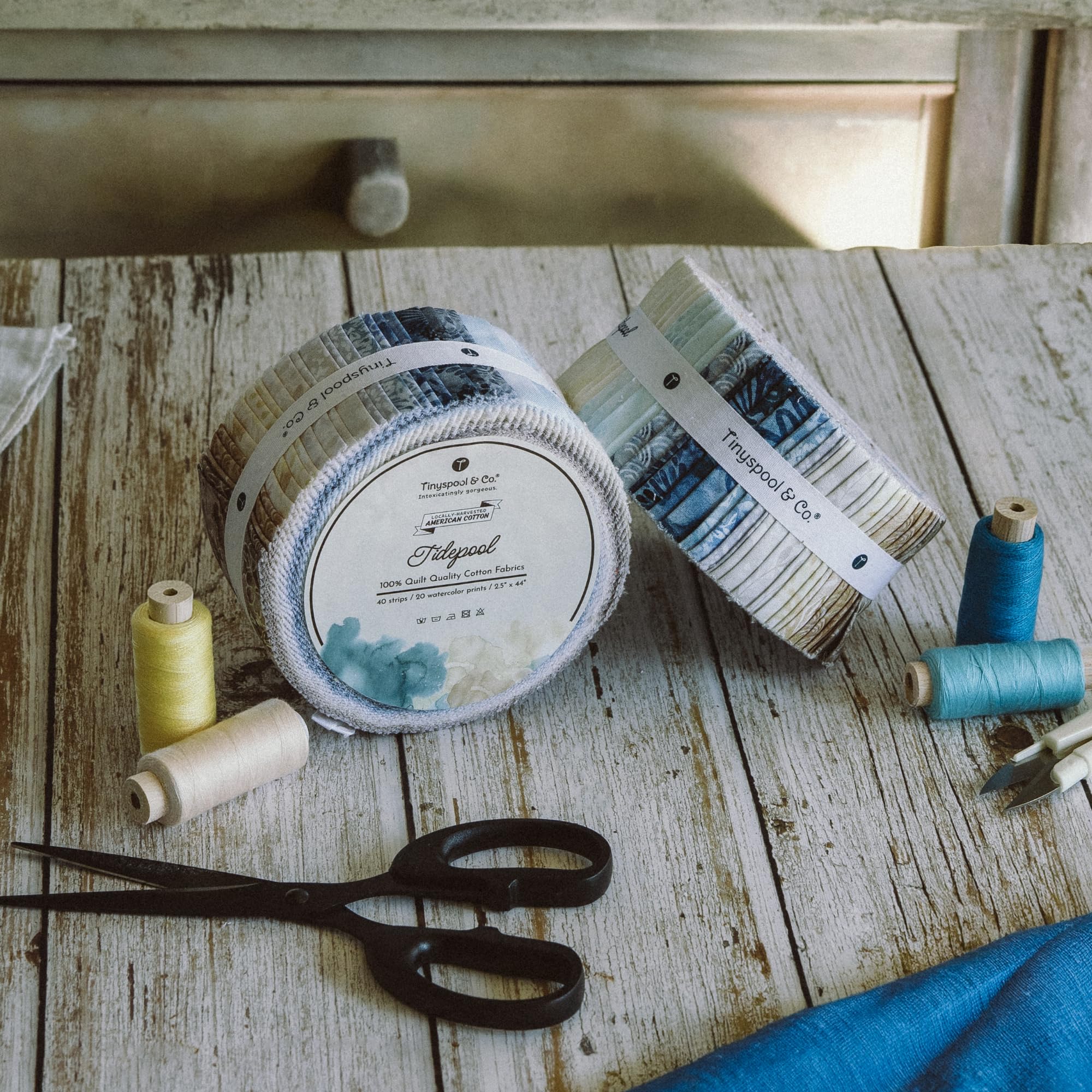 Tinyspool & Co. Jelly Roll Stoffstreifen zum Quilten, Basteln und Nähen, 40 Streifen, sortiert, weiche Baumwolle für Decke, Teppich, Polster, Heimdekoration und Geldbörsenherstellung, Tidepool