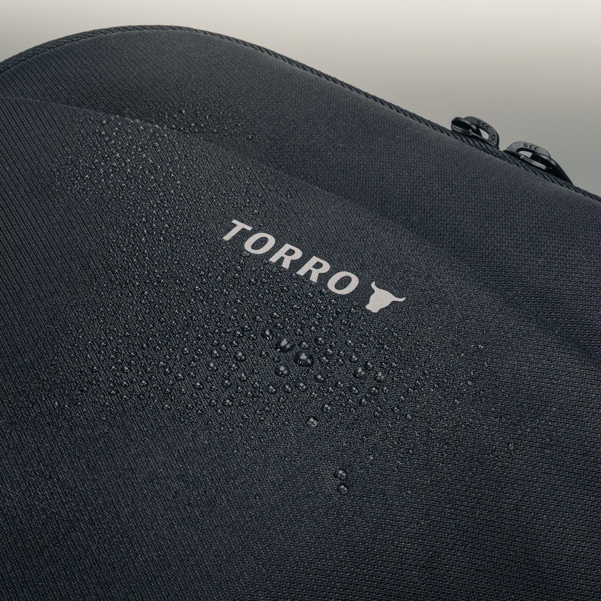 TORRO Plecak biznesowy na laptopa do pracy i podróży, wodoodporny 17,5 l dla kobiet i mężczyzn z portem USB, przegrodą na laptopa 16 cali i pasem na walizkę (Czarny)