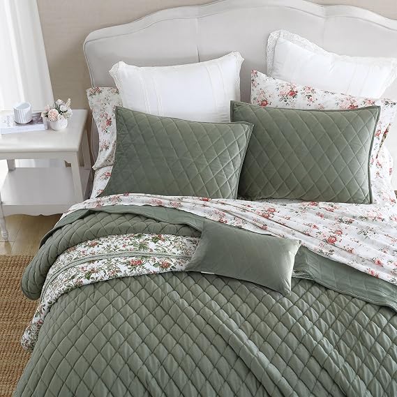 Laura Ashley - Kraliçe Yorgan Seti, Katı Kadife Ters Çevrilebilir Yatak, Tüm Mevsim Ev Dekoru Şemsiyeli ve Bonus Yastık Kılıfı (Elmas Dikiş Koyu Yeşil, Kraliçe)