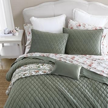 Laura Ashley - Kraliçe Yorgan Seti, Katı Kadife Ters Çevrilebilir Yatak, Tüm Mevsim Ev Dekoru Şemsiyeli ve Bonus Yastık Kılıfı (Elmas Dikiş Koyu Yeşil, Kraliçe)