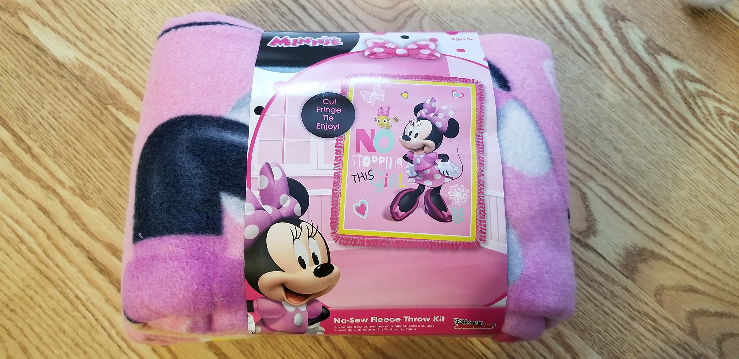 Minnie Mouse No-Sew Fleece Throw Kit