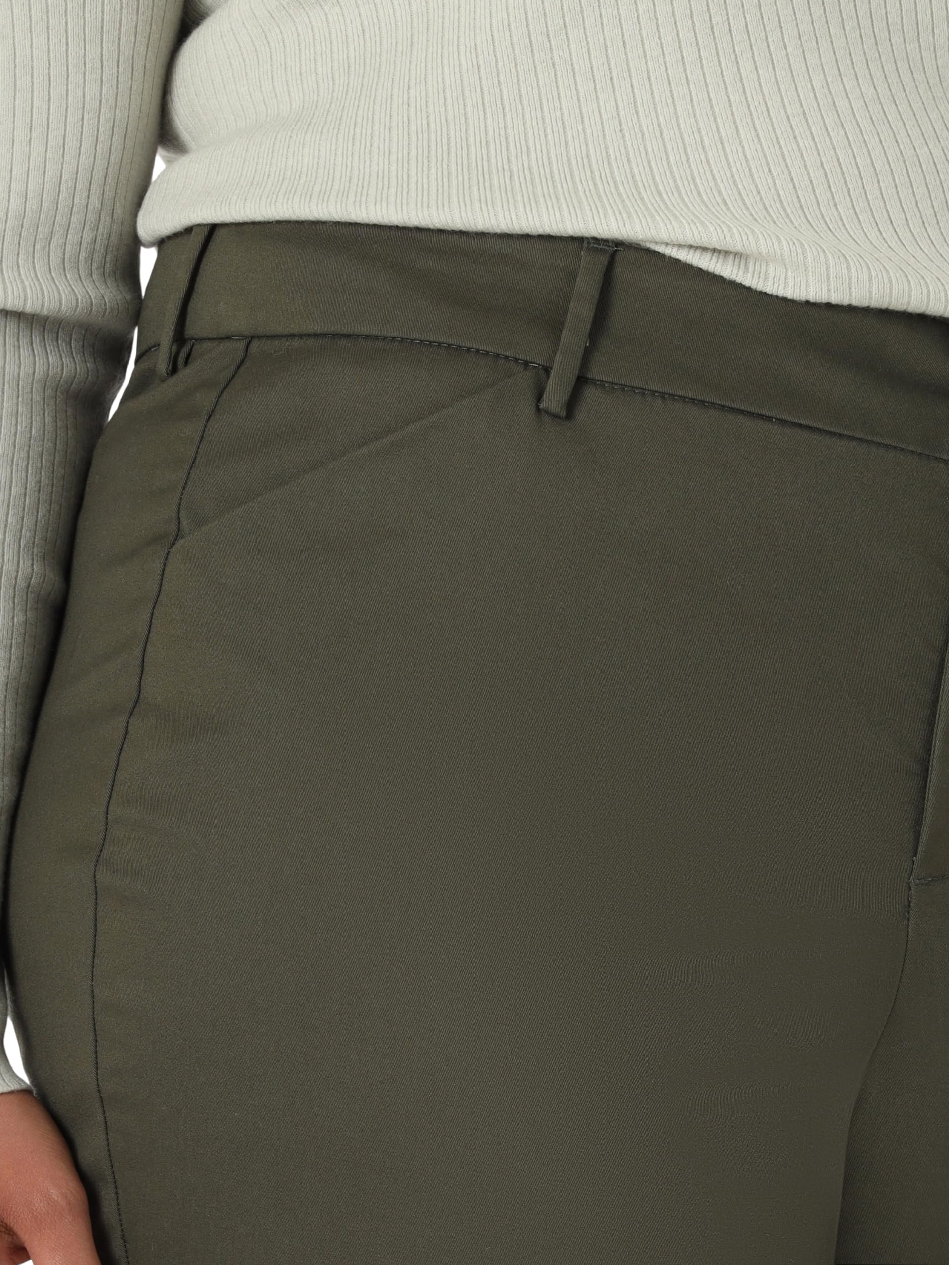 Lee Uniforms Damen Unterhose Wrinkle Free Relaxed Fit Straight Leg Pant