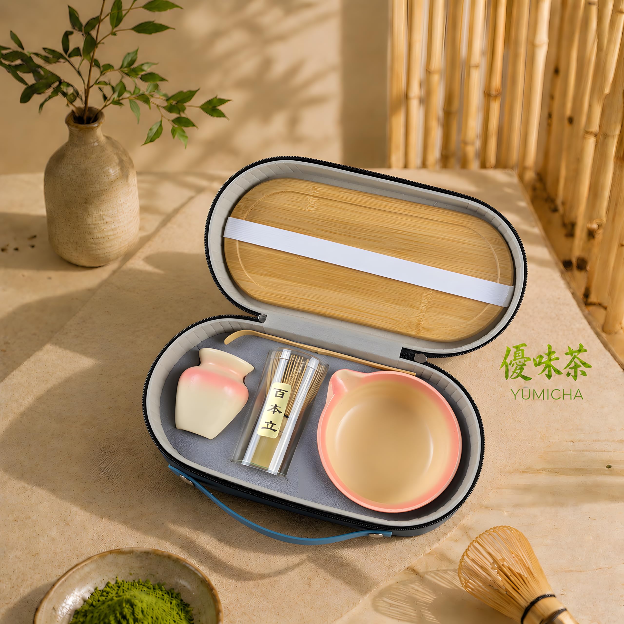 YŪMICHA KIT Matcha Japonais 7 Pièces - Coffret Cérémonie avec Mallette de Transport & Plateau en Bois - Thé Matcha – Fouet (Chasen) Bol en Céramique (Chawan), Set Matcha – Idée Cadeau Premium