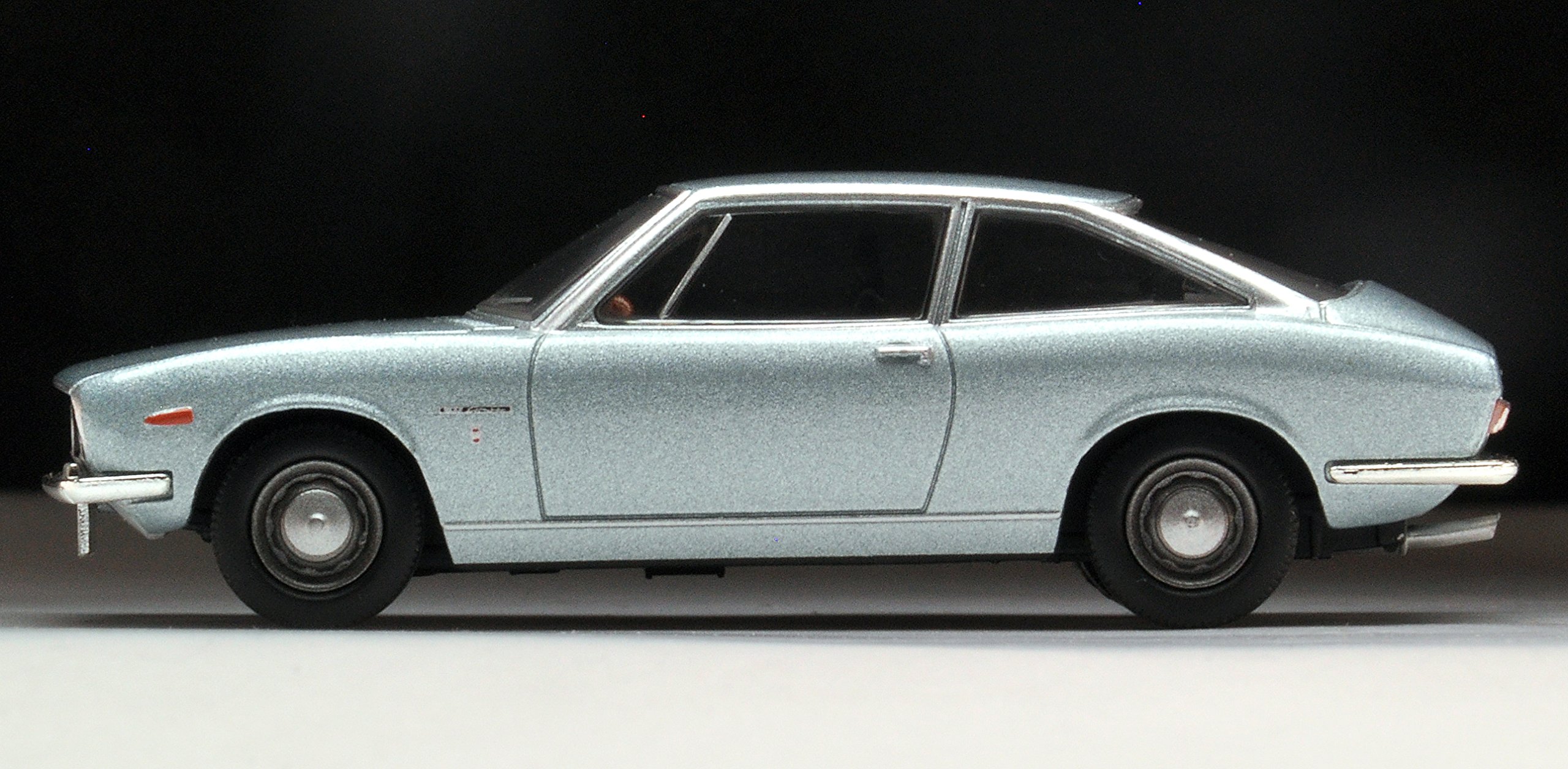 Amazon | トミカリミテッドヴィンテージ 1/64 LV-172a いすゞ117クーペ