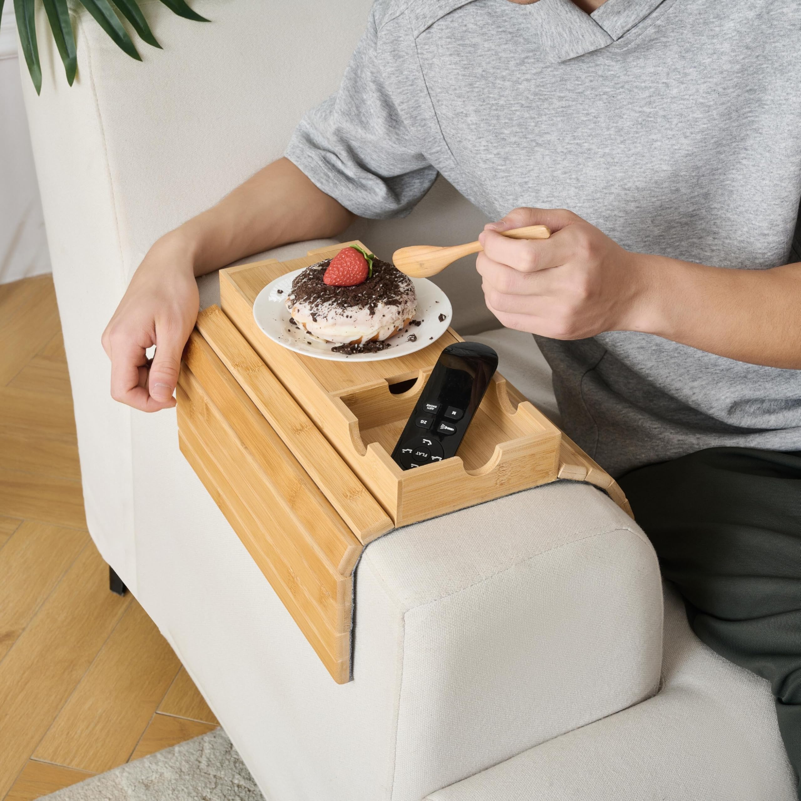 Sofa-Armlehnen Tablett, Bambus Großes Couch-Cup-Halter mit verstecktem Staufach, Tragbarer Anti-Verschütt-Getränke- und Snack-Halter für Fernbedienungen