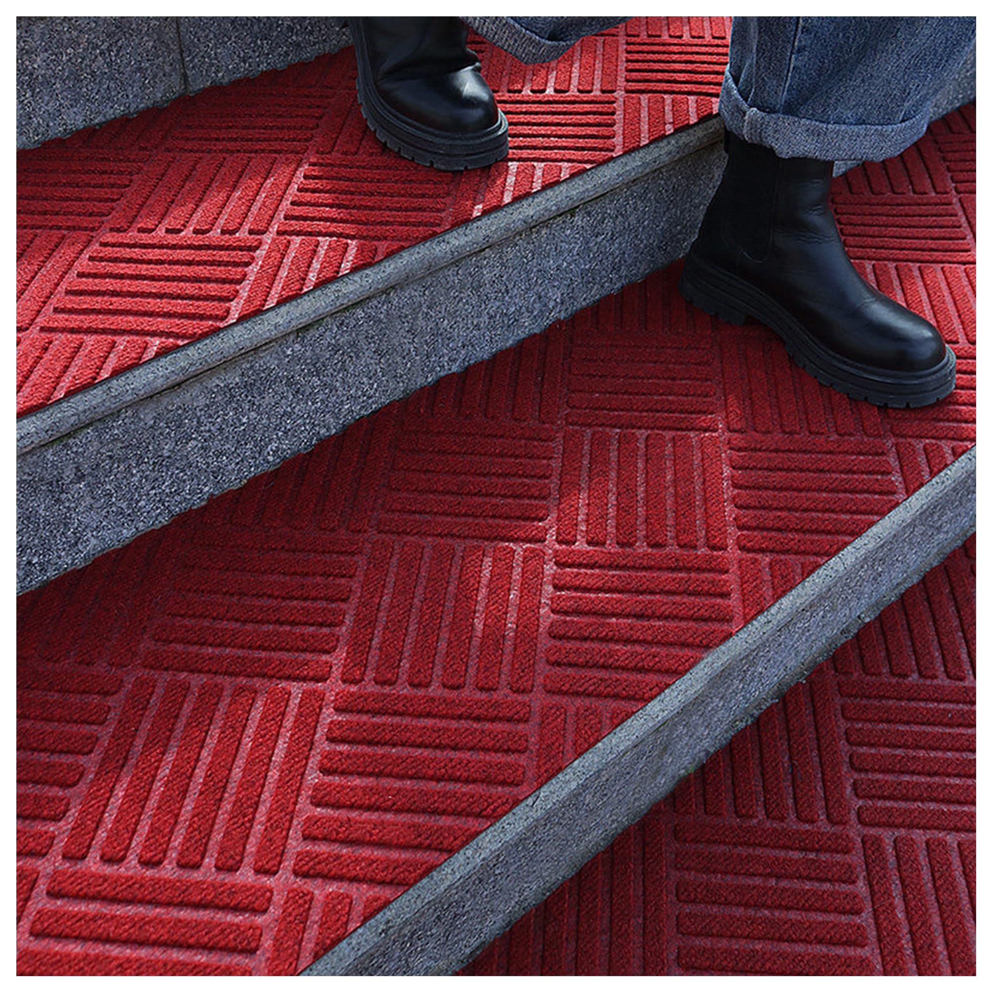 Tapis d'escalier en moquette rouge : apportez confort et douceur à votre foyer chaleureux