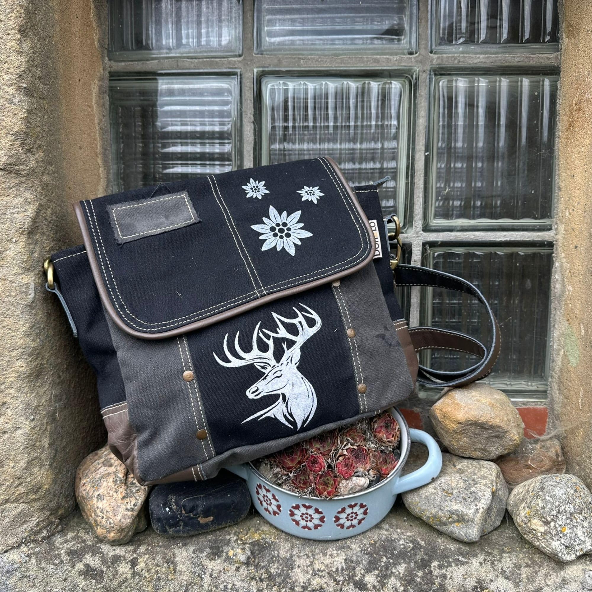 Domelo Trachtentasche. Schwarz/grau Messenger Tasche nit Hirsch/Edelweiß