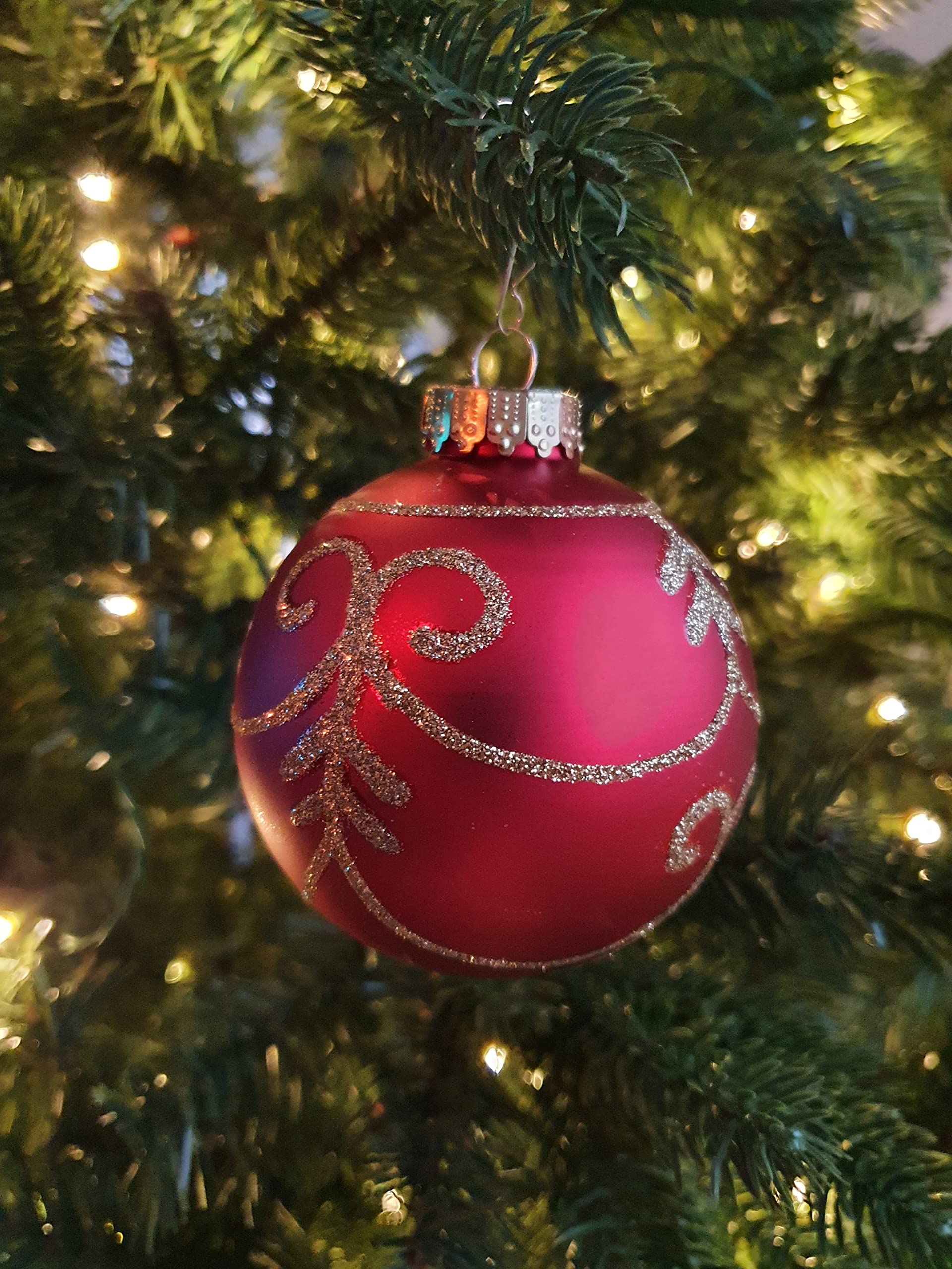 Dekohelden24 Lauschaer Christbaumschmuck - 16er Set Kugeln inkl. 1 Baumspitze aus Glas, handdekoriert, rot matt und glänzend, 6,7 und 8 cm, mit goldenem Krönchen.