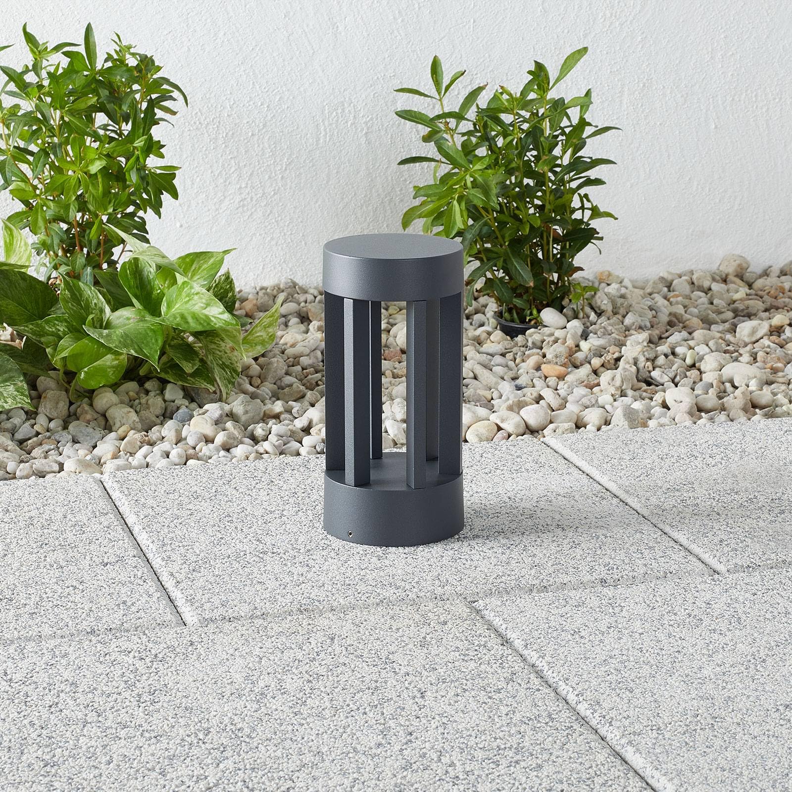 Lampada LED da esterni 'Jordis' (Moderno) colore Nero, in Alluminio (1 luce, lampadina inclusa) di Lindby | lampioncino, paletto luminoso, lampada da viale, lampione