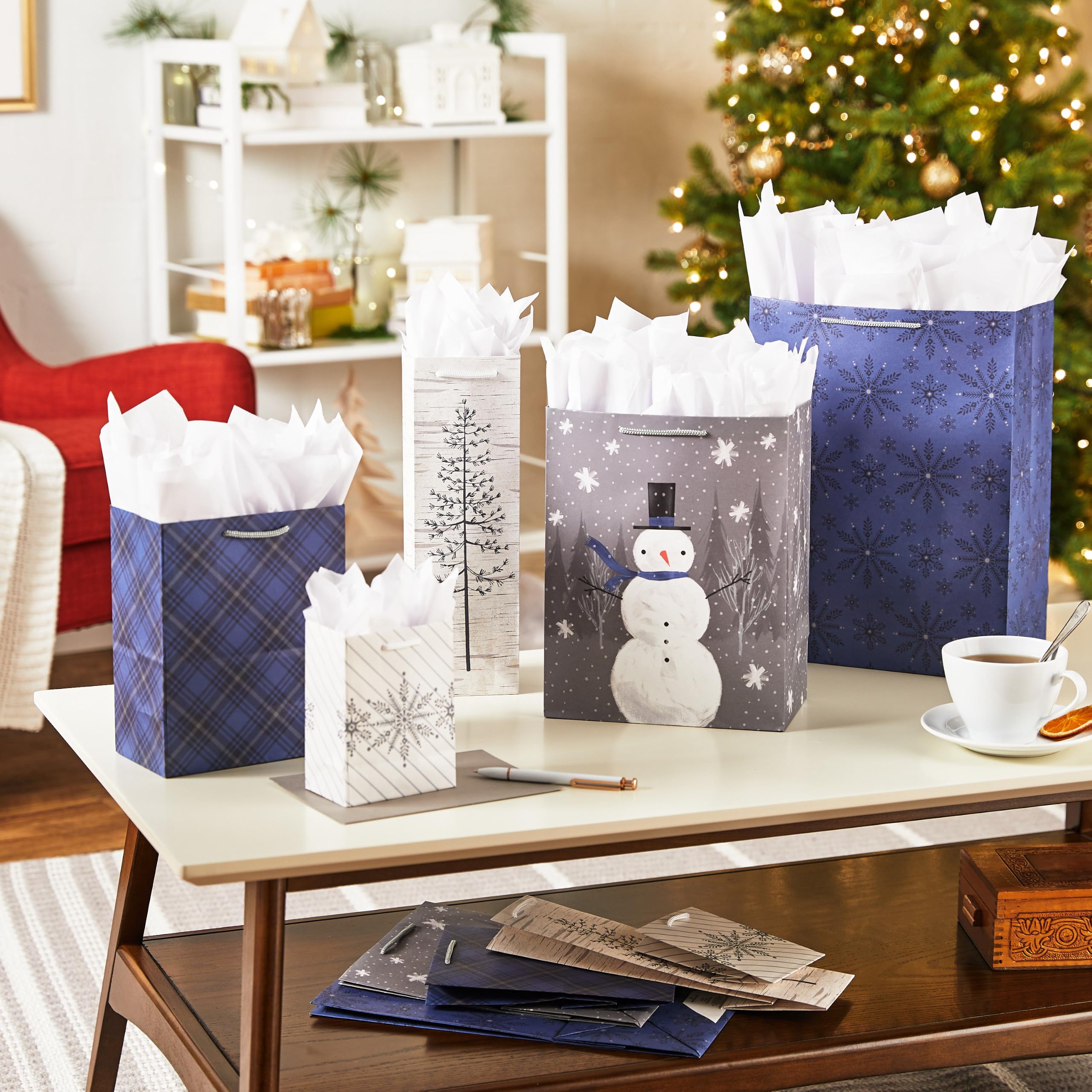 Hallmark Geschenktüten für Weihnachten, verschiedene Größen, 18 Stück, 5 kleine 12,7 cm, 4 mittelgroße 20,3 cm, 4 große 27,9 cm, 3 XL 35,6 cm, 2 Flaschentüten | Schneeflocke, Baum, Schneemann, kariert