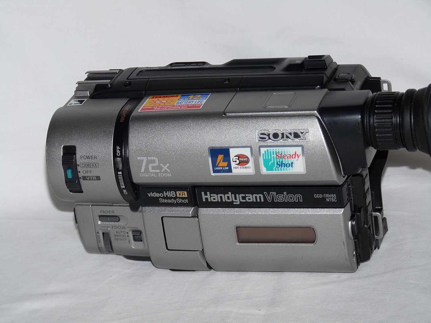 Prednje desno view of Sony Handycam CCD-TRV65 showing power switch and lens