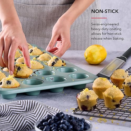 Vista 61 de KitchenAid Molde antiadherente de acero aluminizado para magdalenas de 12 tazas, contorno plateado