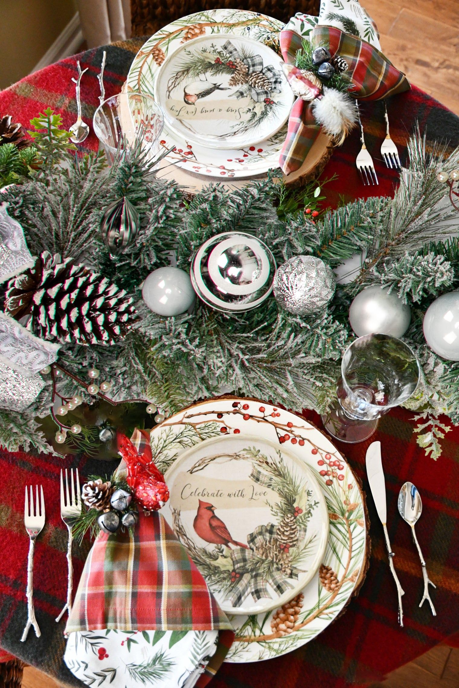 180cm Weihnachtsgirlande mit Dekorative Weihnachtskugeln, Schleife, Tannenzapfen Weihnachtsdeko Türkranz für Feste Advent, Hauswandbehang oder Weihnachtsdekoration