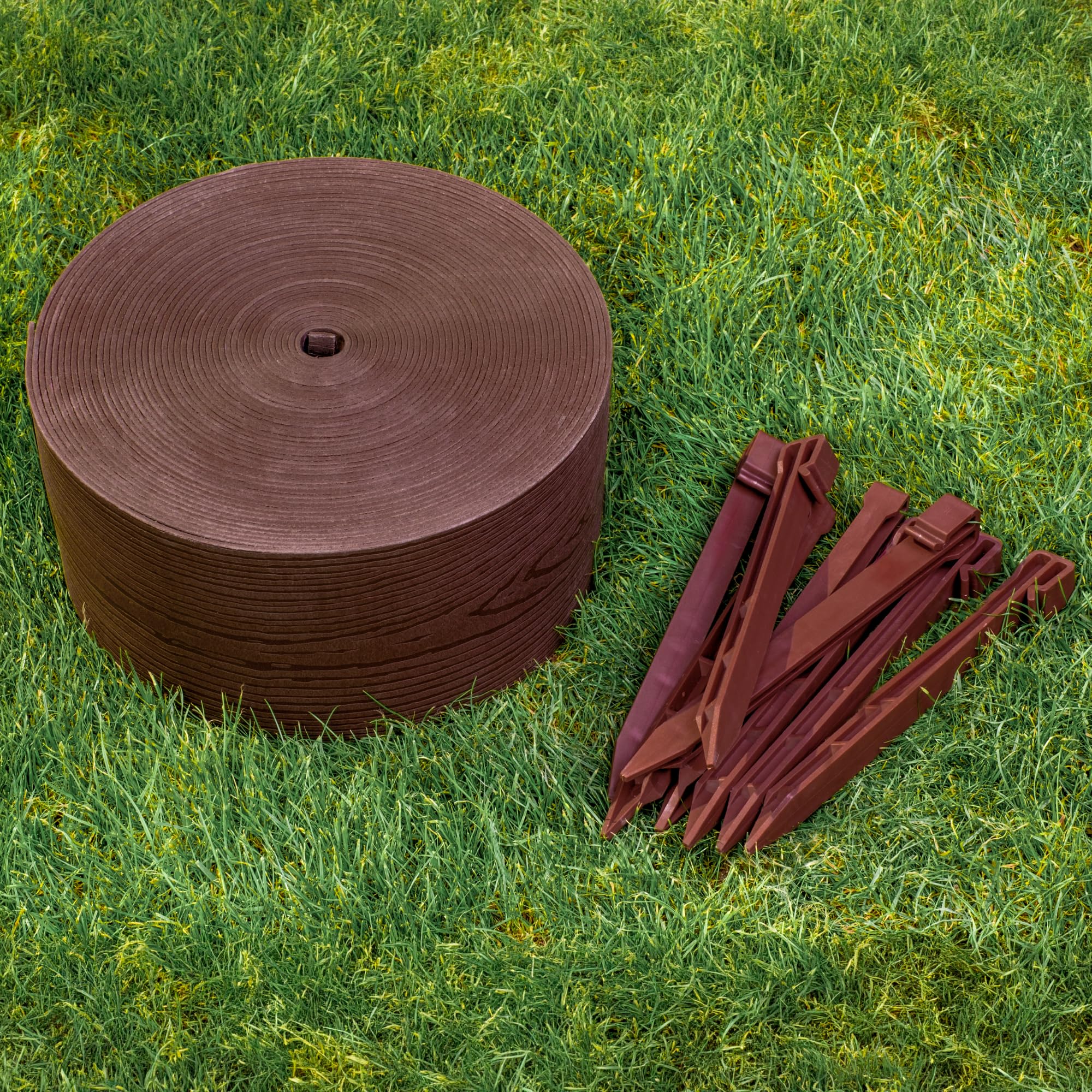 UNIGARDIA Bordura per Aiuola 20 m con 40 Picchetti di Fissaggio - Altezza 13 cm, Spessore 3 mm - Bordatura per Giardino in Plastica - Uso Semplice, Marrone con Decori in Legno