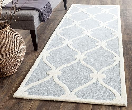SAFAVIEH Cambridge Collection - Alfombra de pasillo de 2 pies 6 pulgadas x 6 pies, azul y marfil, lana marroquí hecha a mano, ideal para zonas de