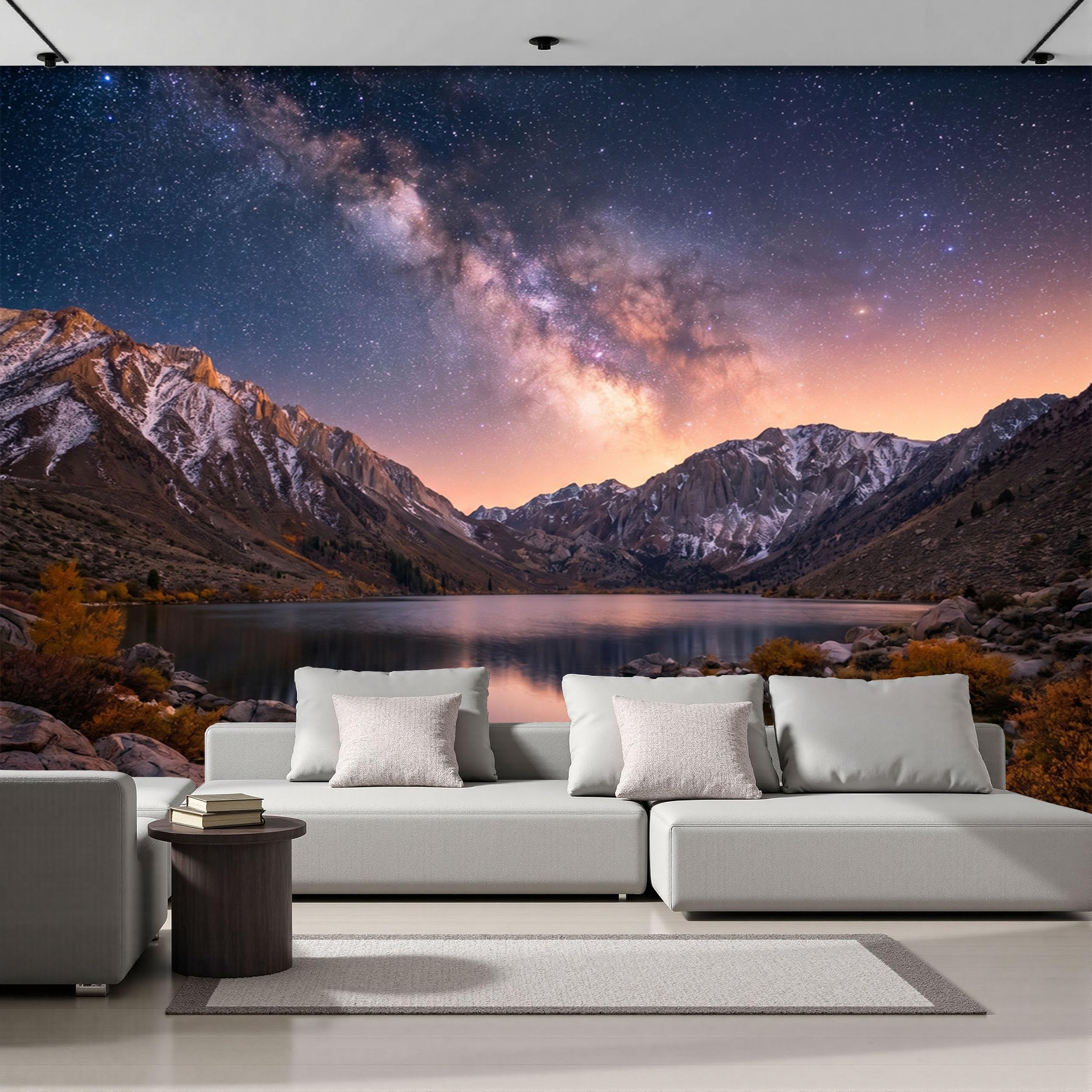 Papier peint ciel étoilé pour agrandir un salon sombre avec un paysage bleu violet