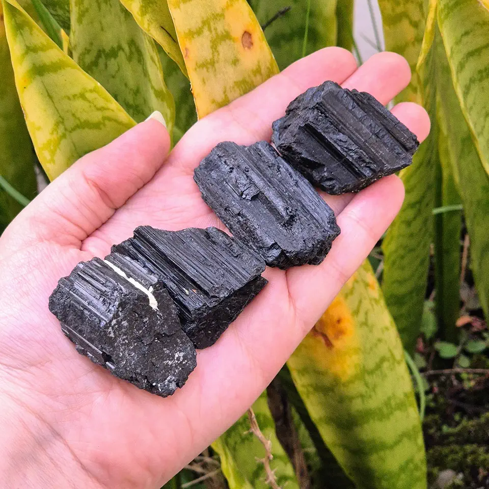 Turmalina Negra Pedra Natural Bruta Proteção Energética Mau Olhado Escudo Cristal (31g a 40g - uma unidade)