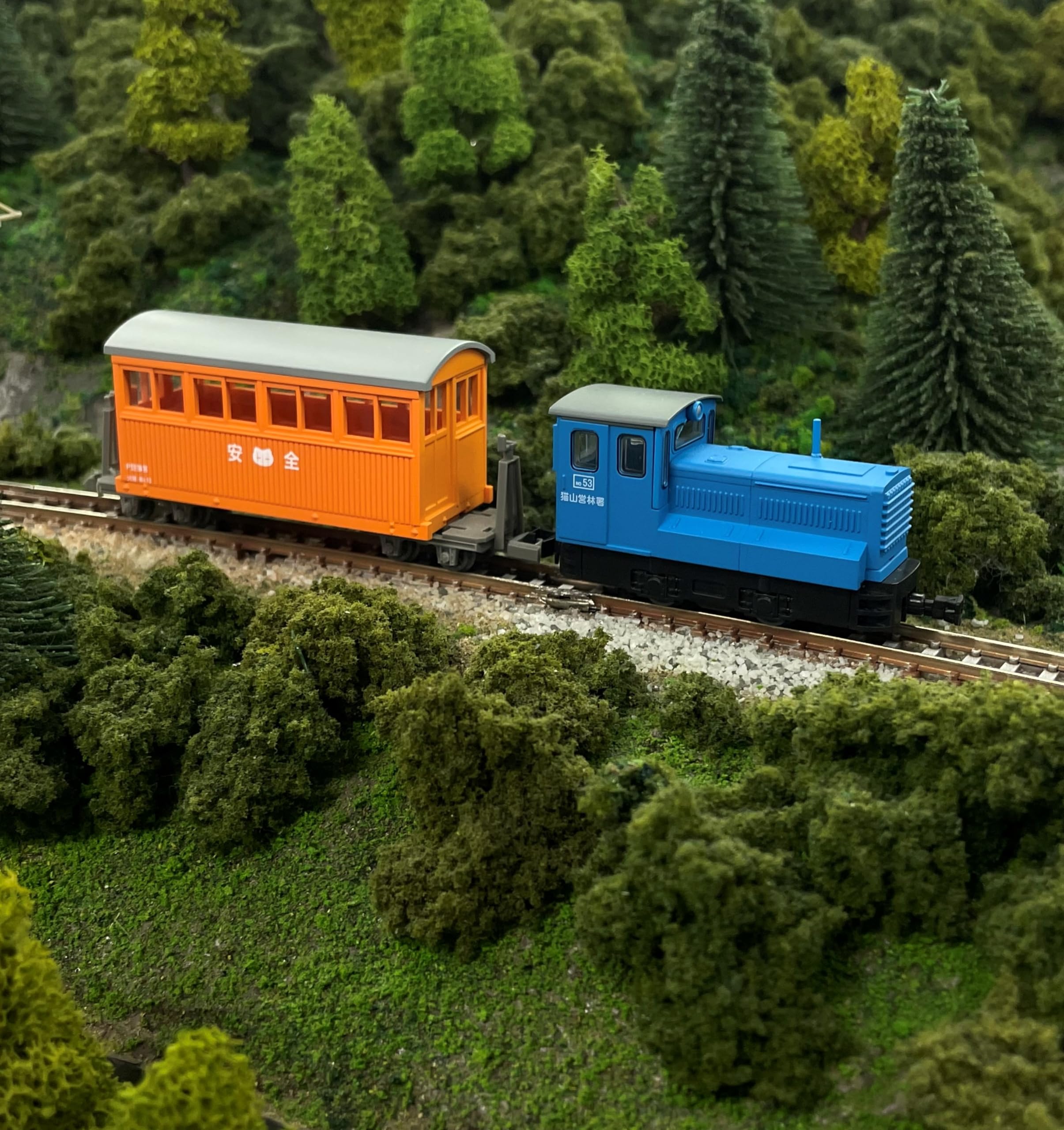 Railway Collection Railway Collection - Locomotiva Diesel Nekoyama Forest Railway 80, blu + 2 forniture diorama D