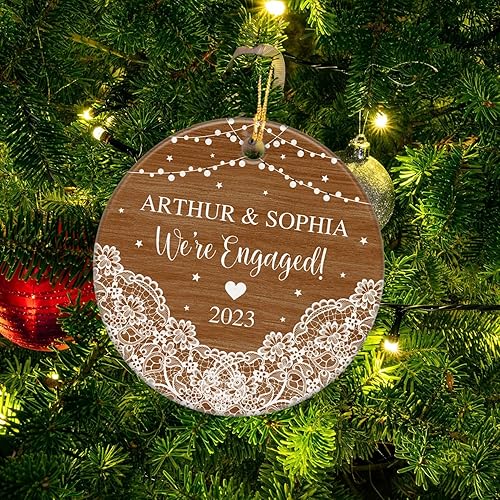 Miniatura 5 de Adorno de compromiso para aniversario de Navidad, nombres personalizados y adorno de compromiso del año 2023, regalos de recuerdo de cerámica para