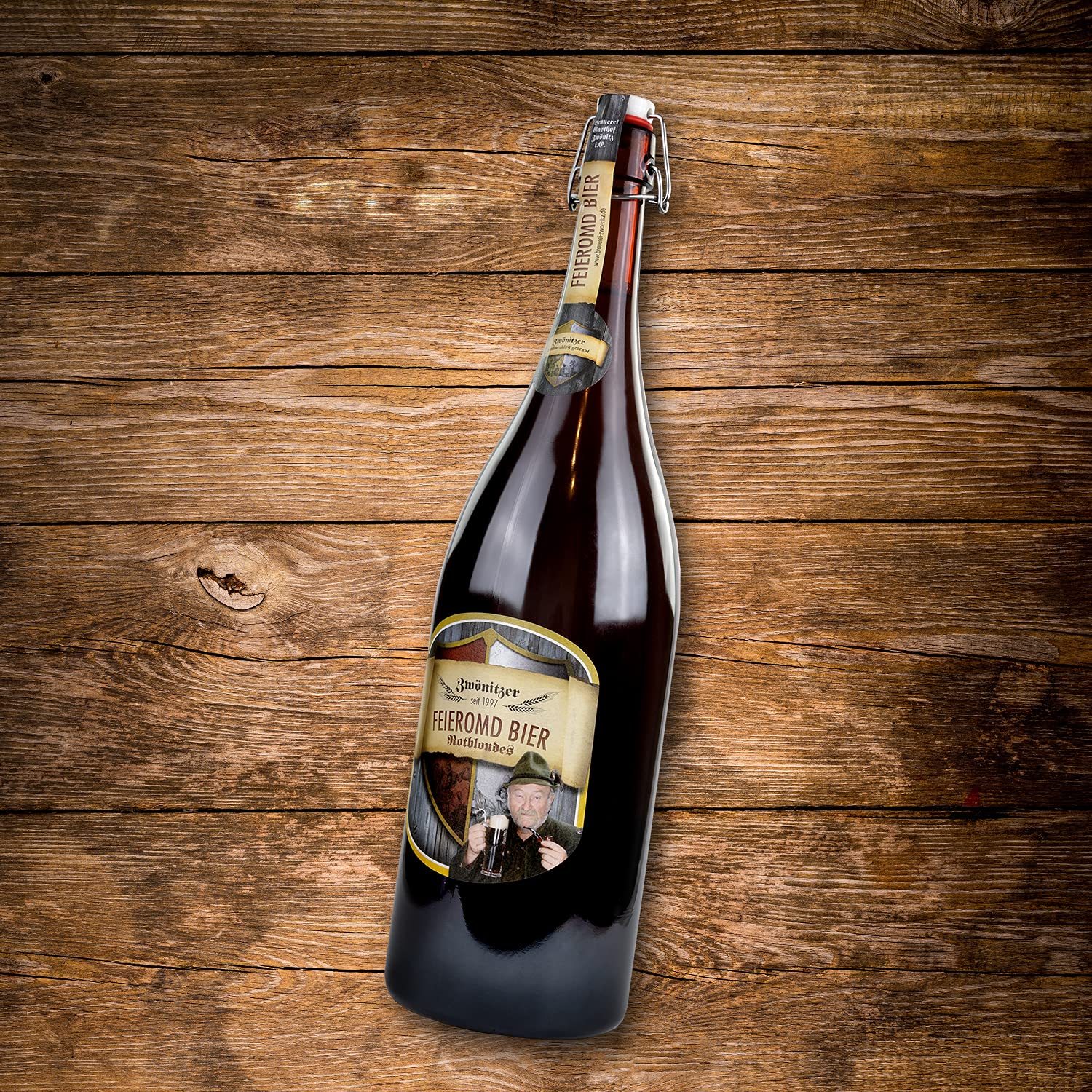 Brauerei Zwönitz Feieromd Bier in der 3 Liter Flasche, Dunkles Craft Beer, Biergeschenk als Vatertagsgeschenk, Männergeschenk, XXL Bierflasche
