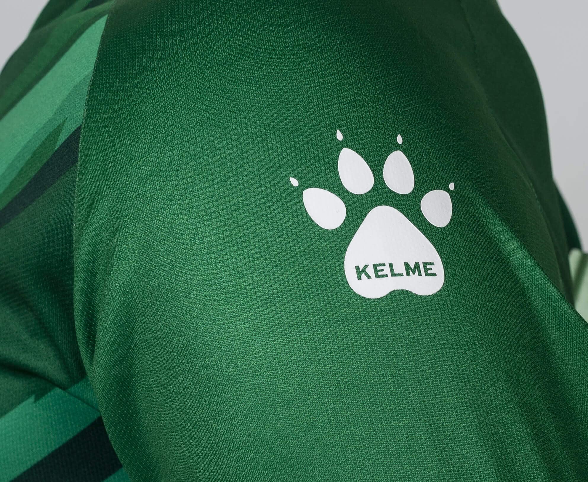 KELME Ensemble de gardien de but professionnel – Maillot et short rembourrés – Tailles adultes et enfants, Vert (pas de chaussettes)., 8 Years