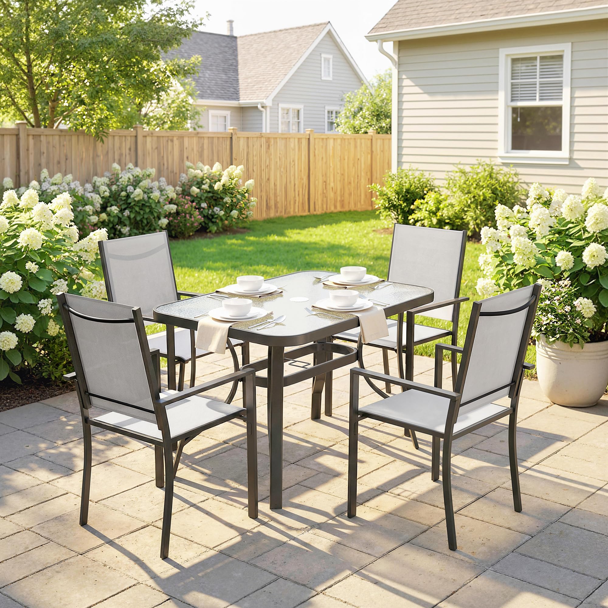 Outsunny Set Tavolo e Sedie da Giardino 5 Pezzi, Set Pranzo Esterno con 4 Sedie Impilabili Texteline, Tavolo Vetro Temperato, Foro Ombrellone, Acciaio, Grigio Chiaro